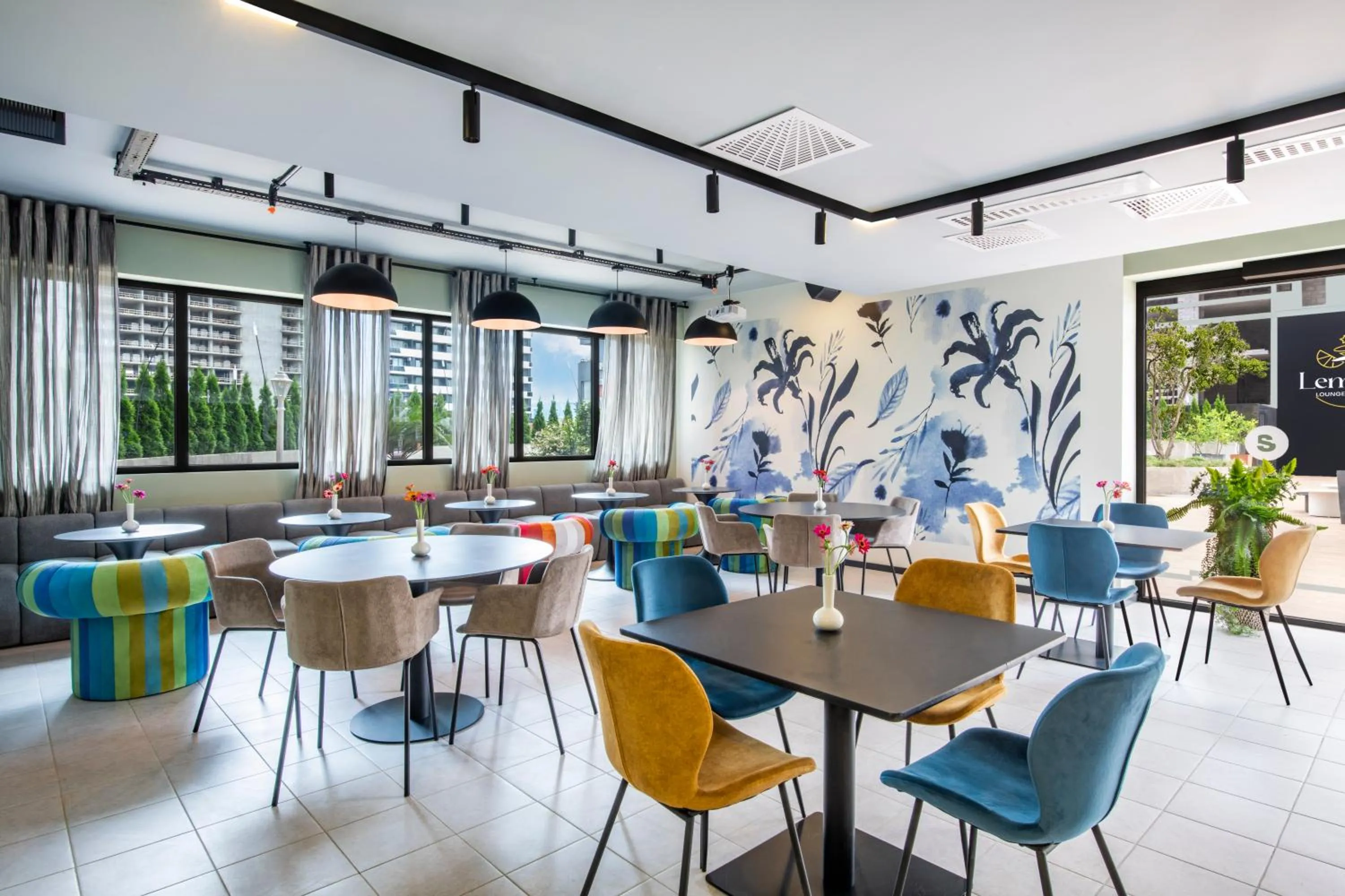 Restaurant/places to eat in STEPS Batumi Hotel & Suites