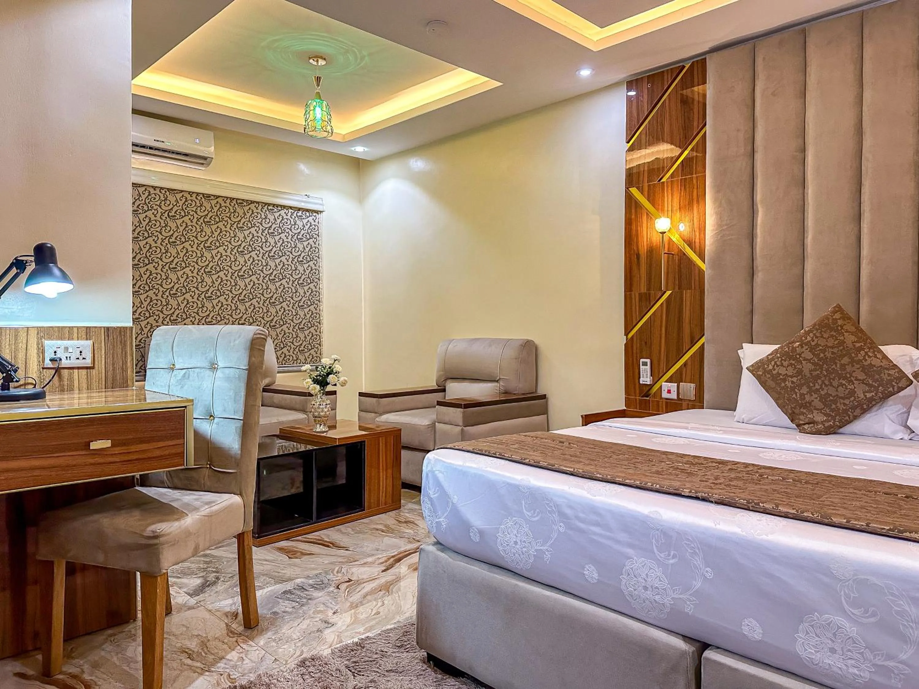 Restaurant/places to eat, Bed in Parkview Astoria Hotel