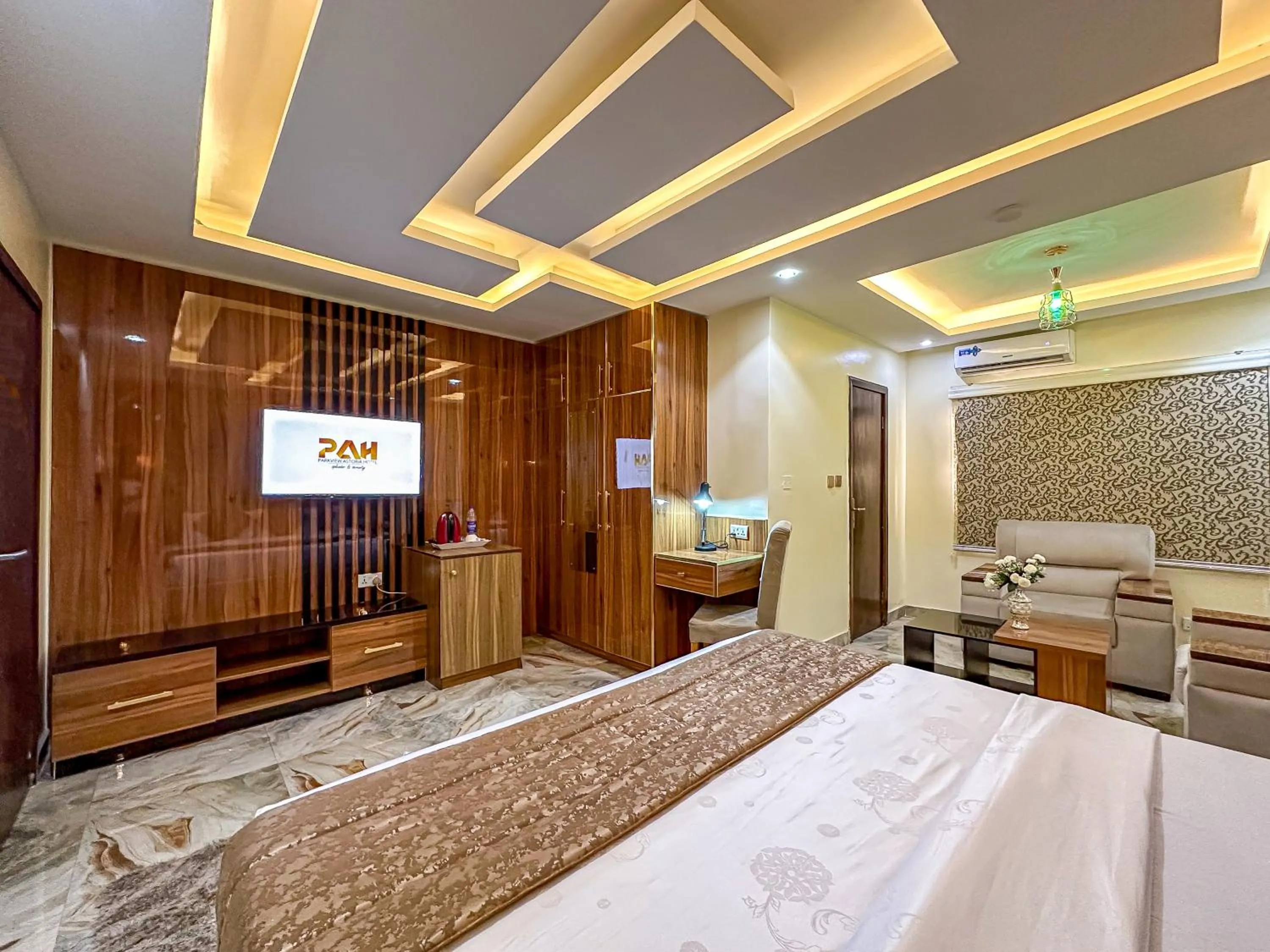 Restaurant/places to eat, Bed in Parkview Astoria Hotel