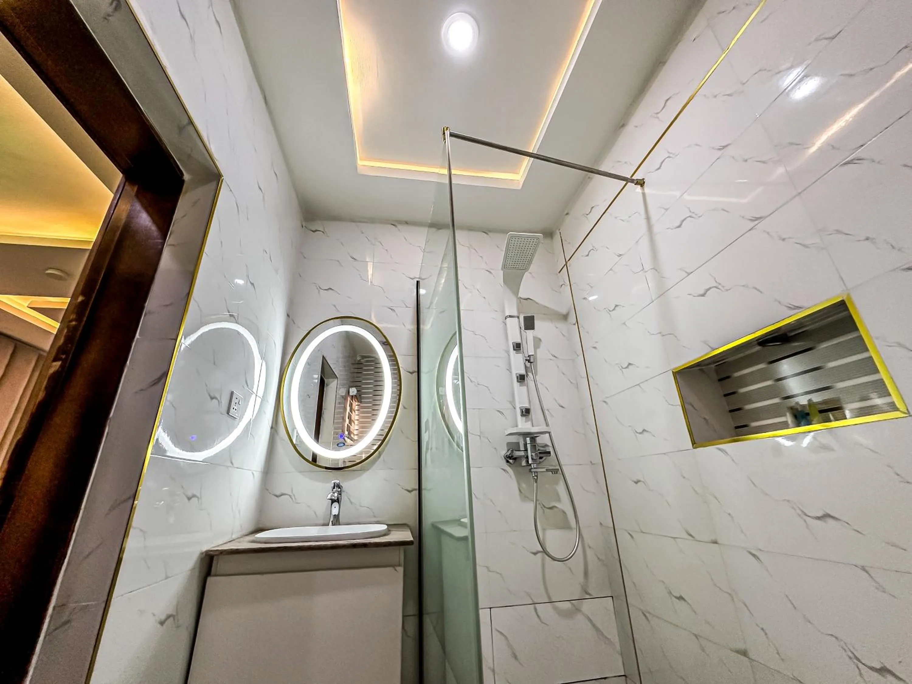 Shower in Parkview Astoria Hotel