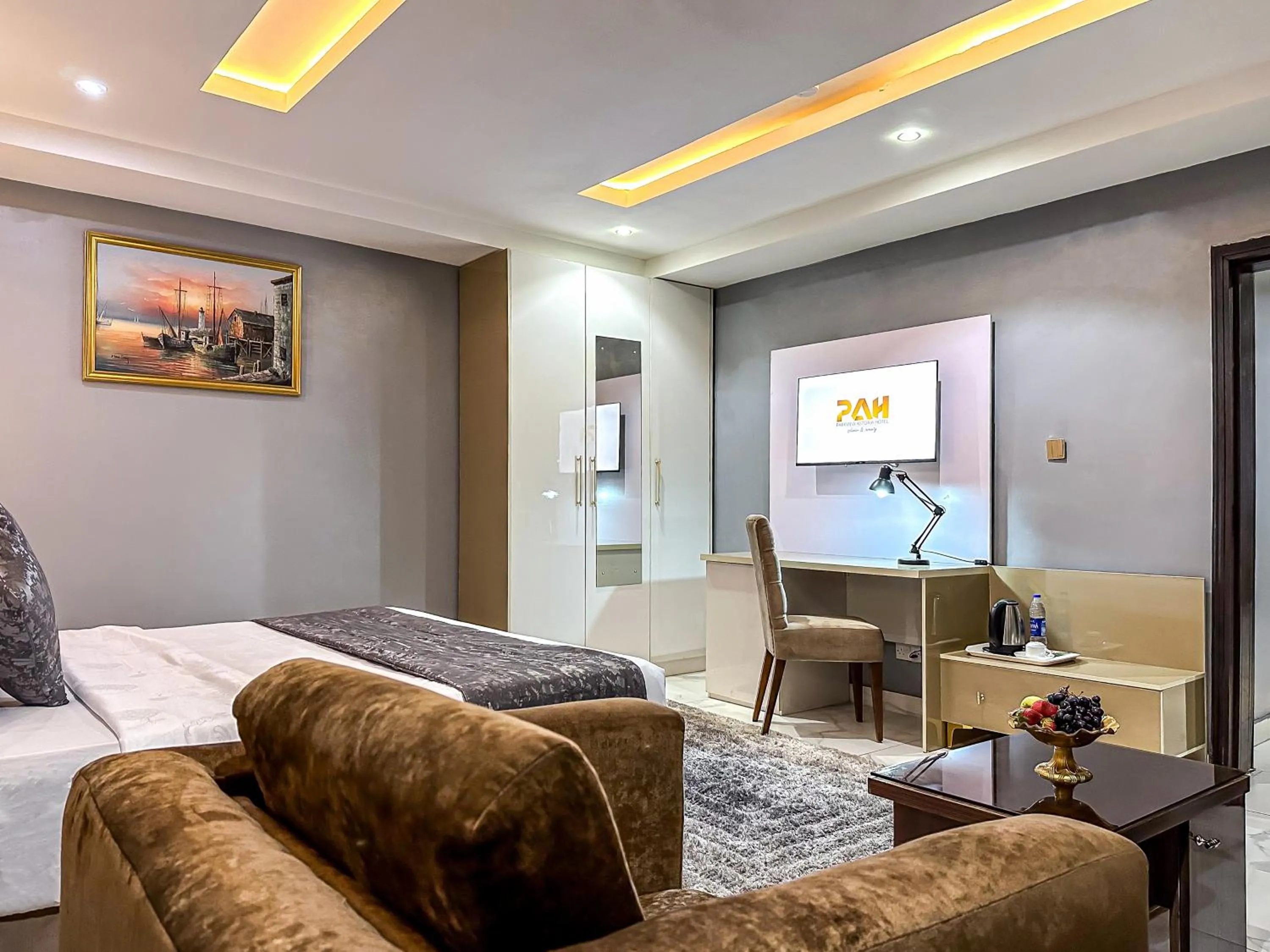 Restaurant/places to eat, Bed in Parkview Astoria Hotel