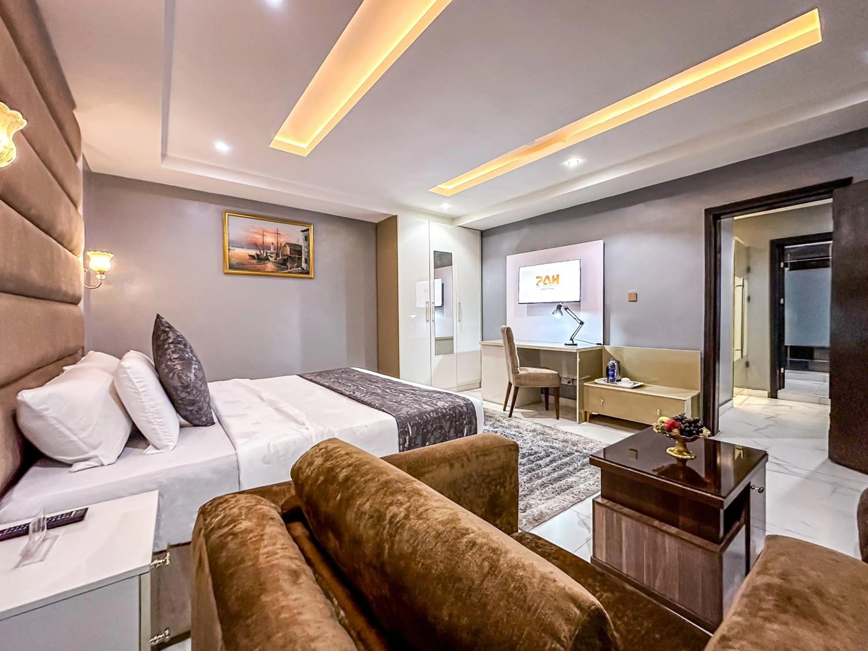 Restaurant/places to eat, Bed in Parkview Astoria Hotel