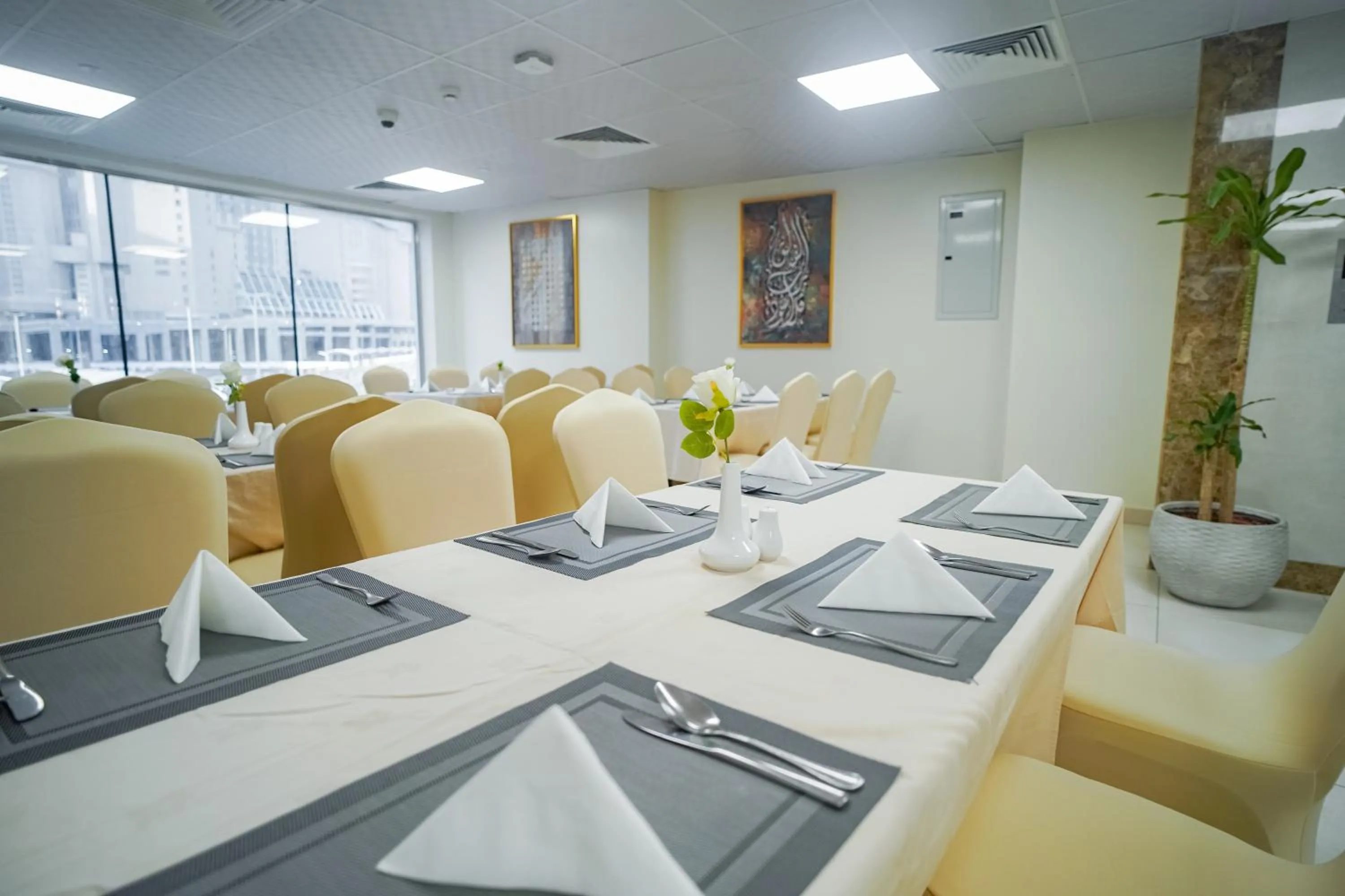 Restaurant/places to eat in Worth Elite Hotel