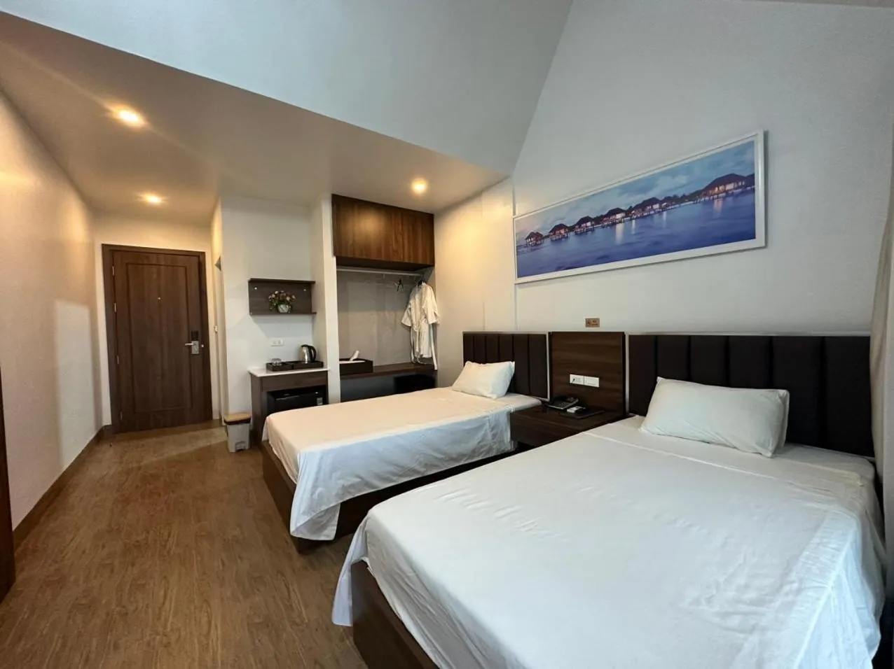 Bedroom, Bed in Capital O 1194 Bee Hotel