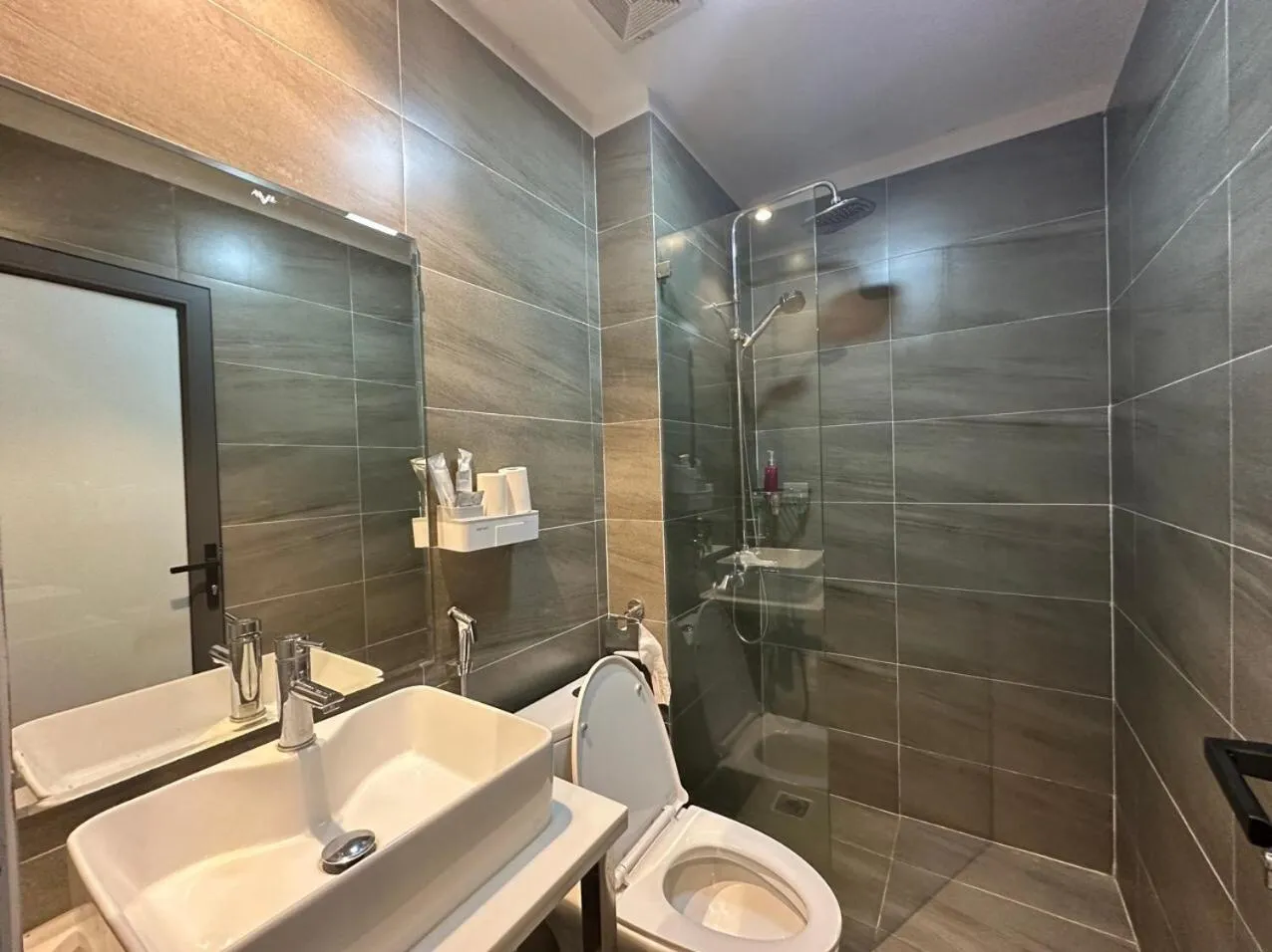 Bathroom in Capital O 1194 Bee Hotel