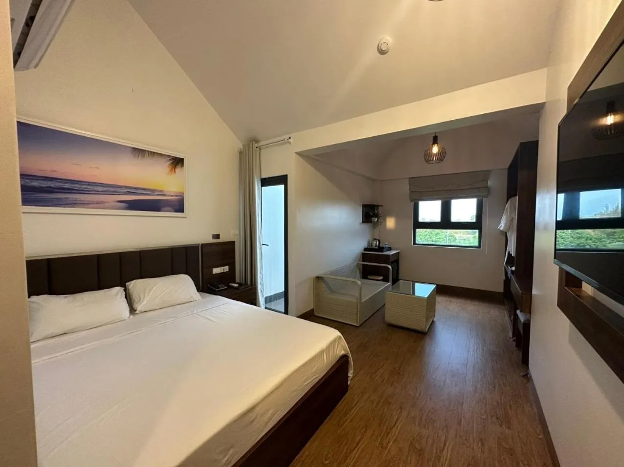 Bedroom, Bed in Capital O 1194 Bee Hotel