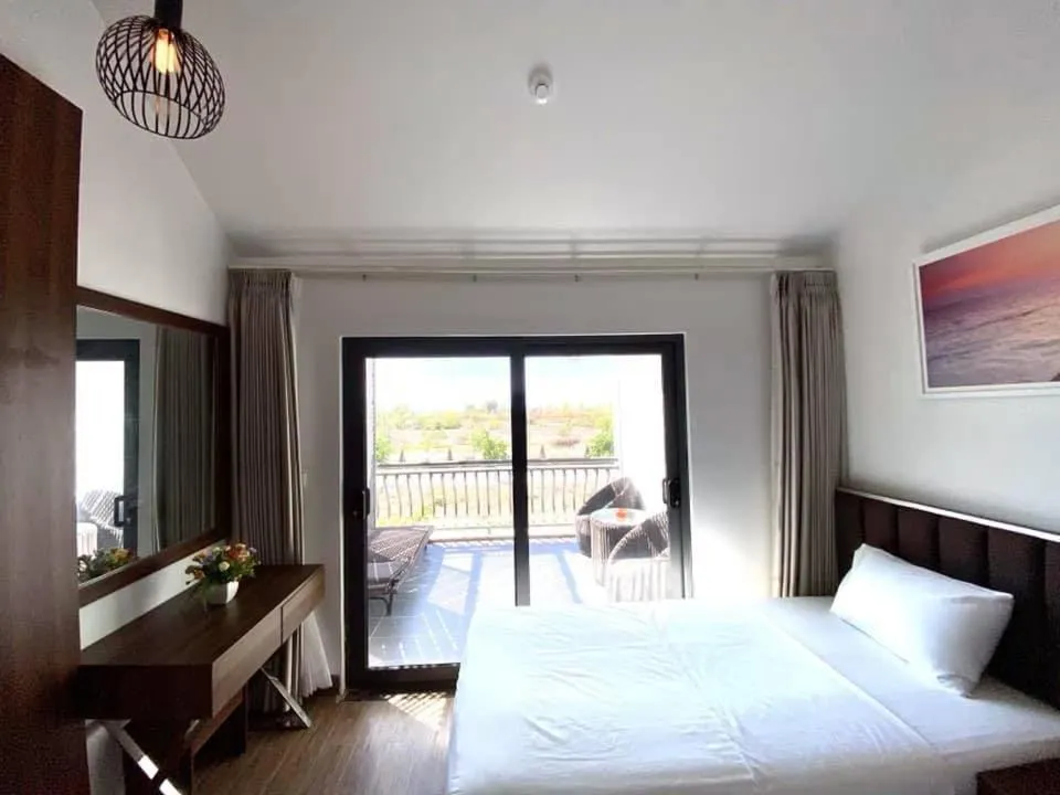 Bedroom, Bed in Capital O 1194 Bee Hotel