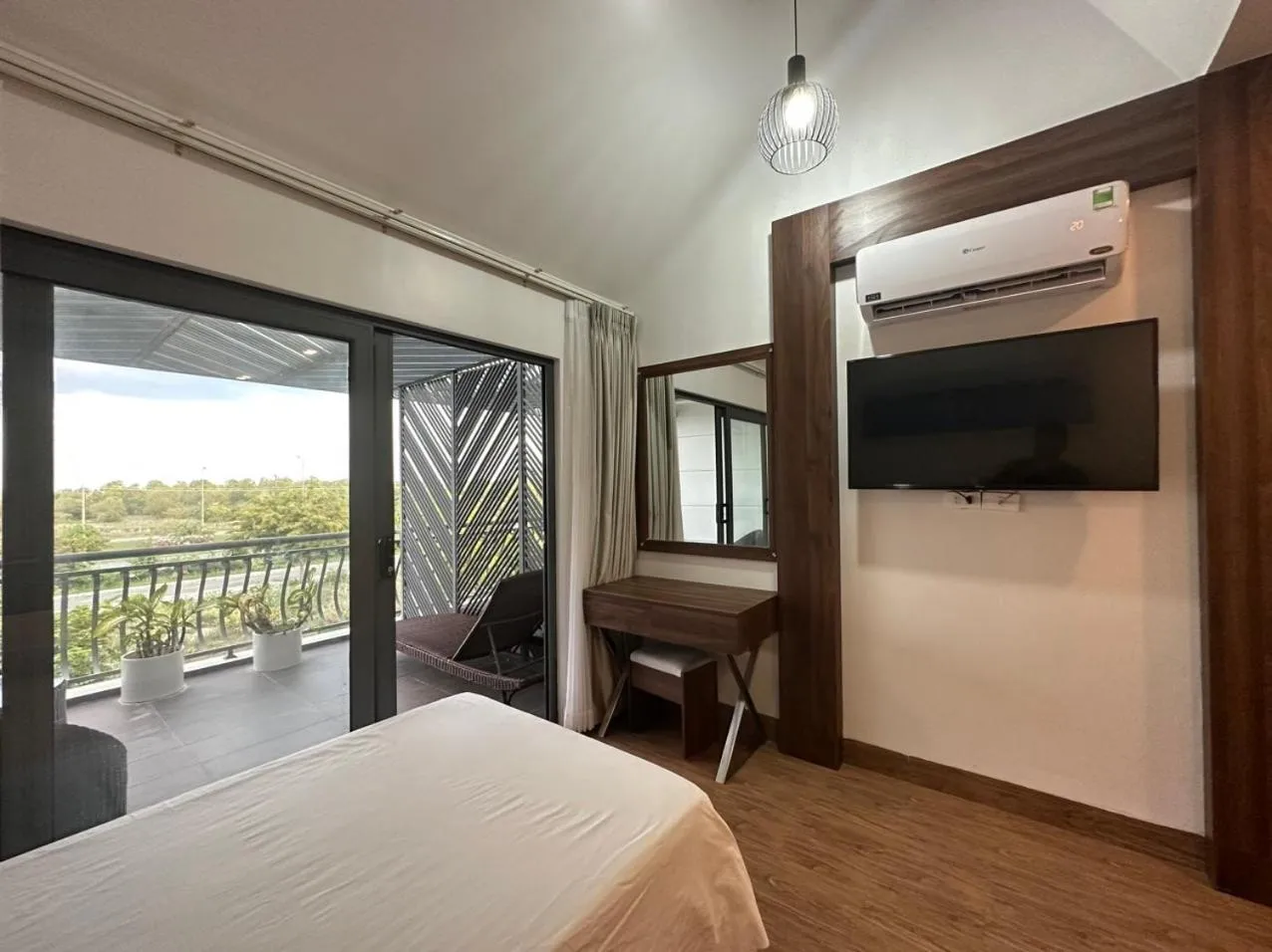 Bedroom, Bed in Capital O 1194 Bee Hotel