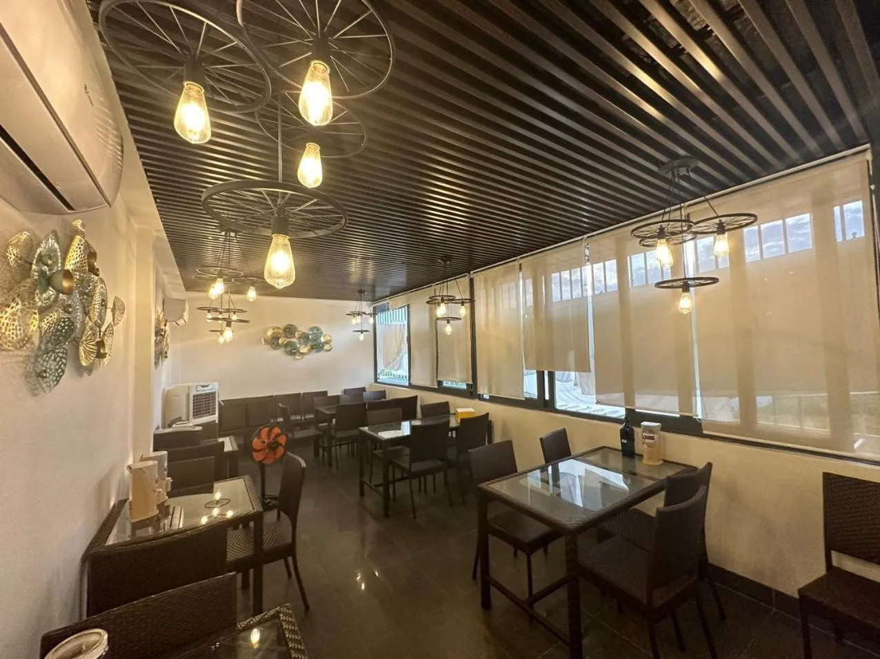 Restaurant/places to eat in Capital O 1194 Bee Hotel