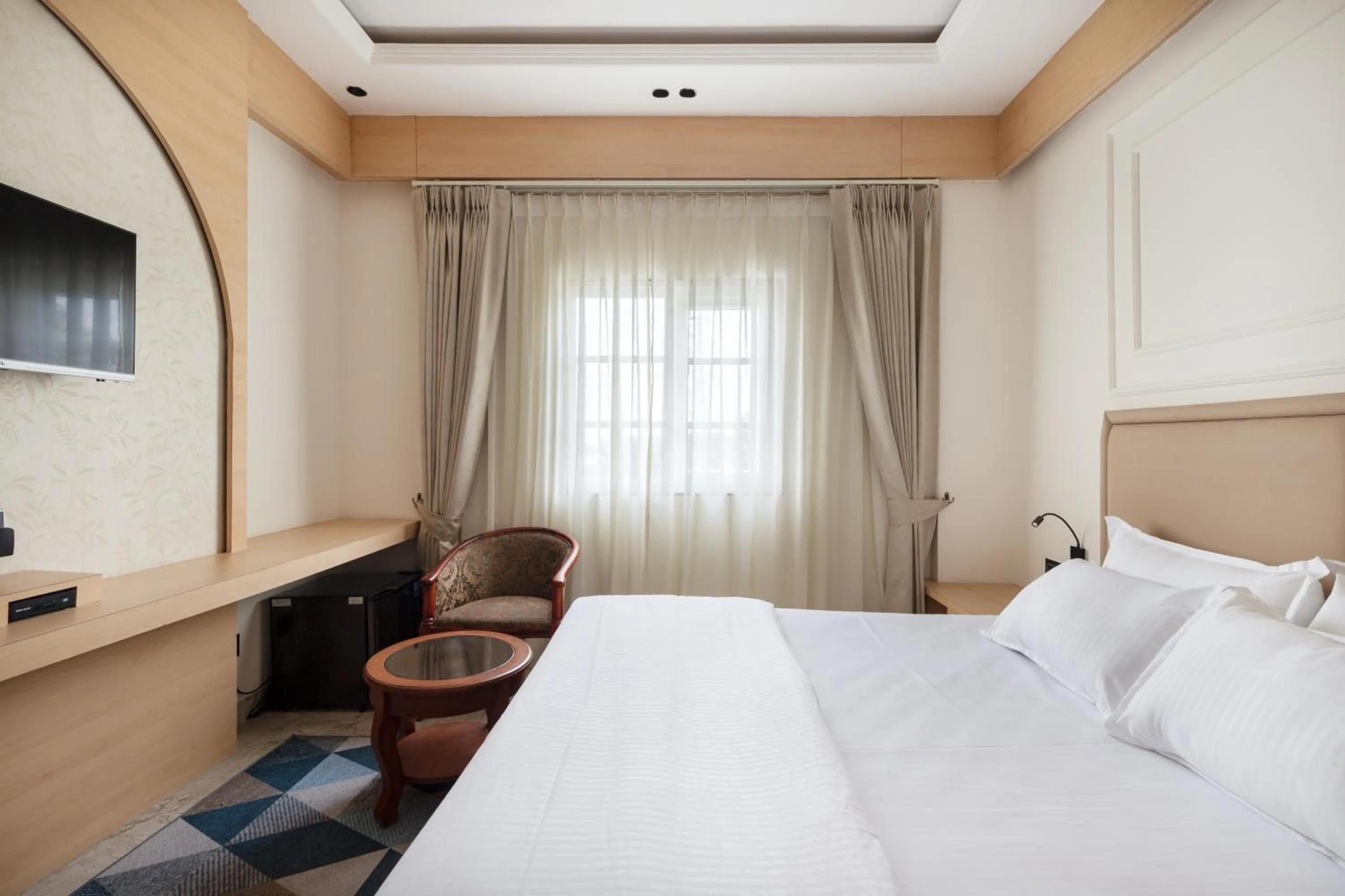 Communal lounge/ TV room, Bed in Hotel Caesars Palace