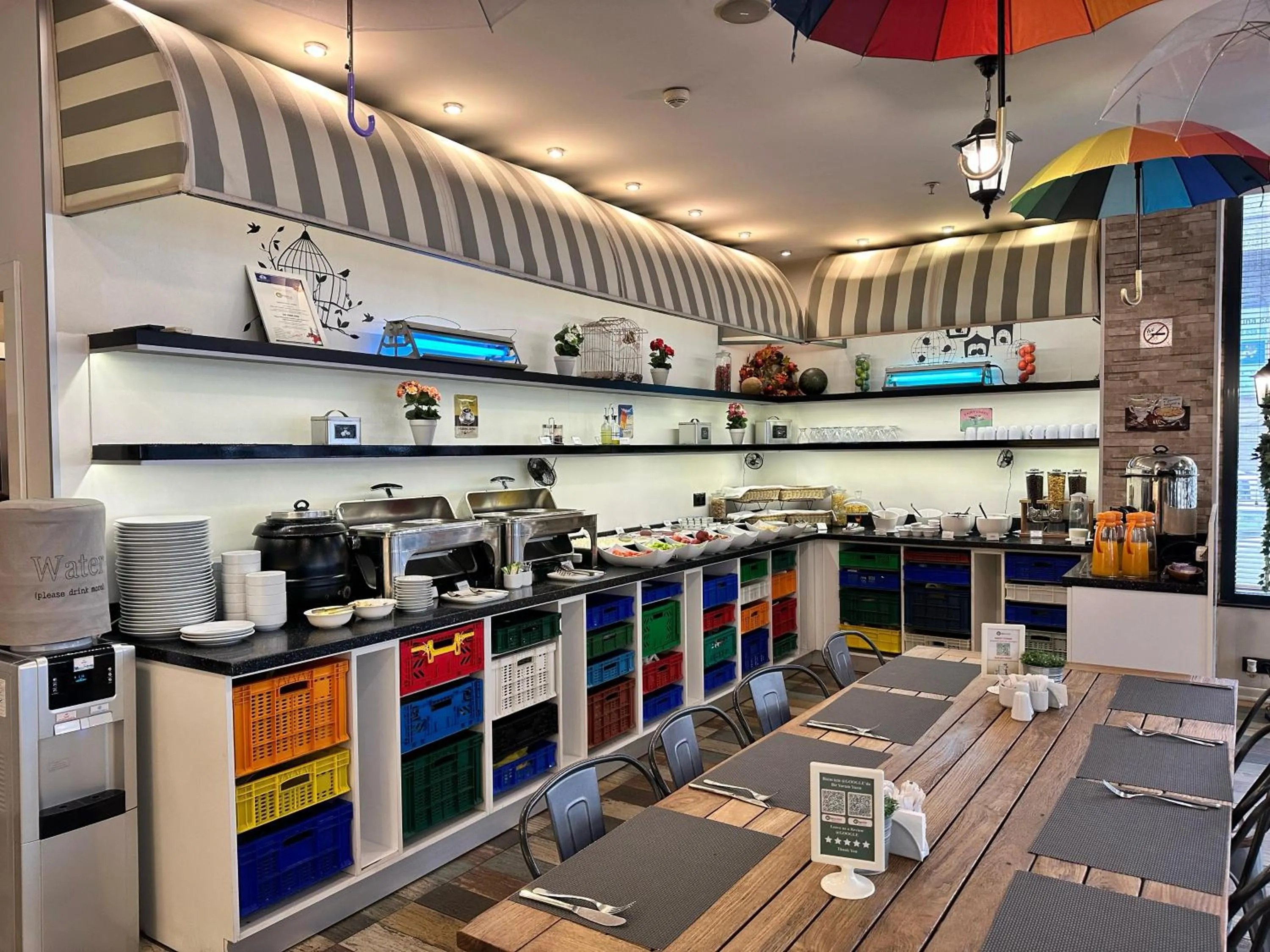 Restaurant/places to eat in Tempo Fair Suites