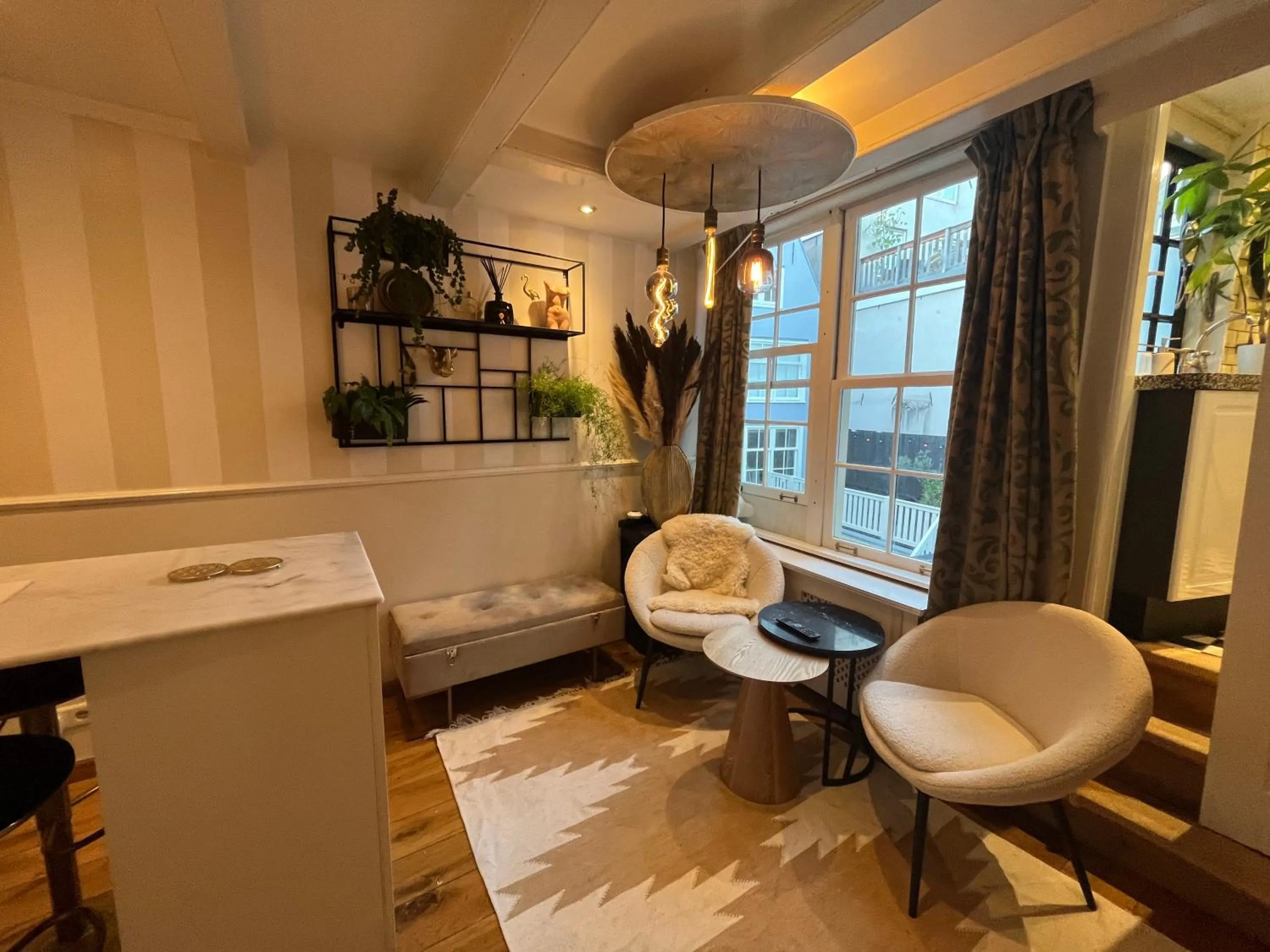 Lounge or bar in The Enlightened House Luxury Suites