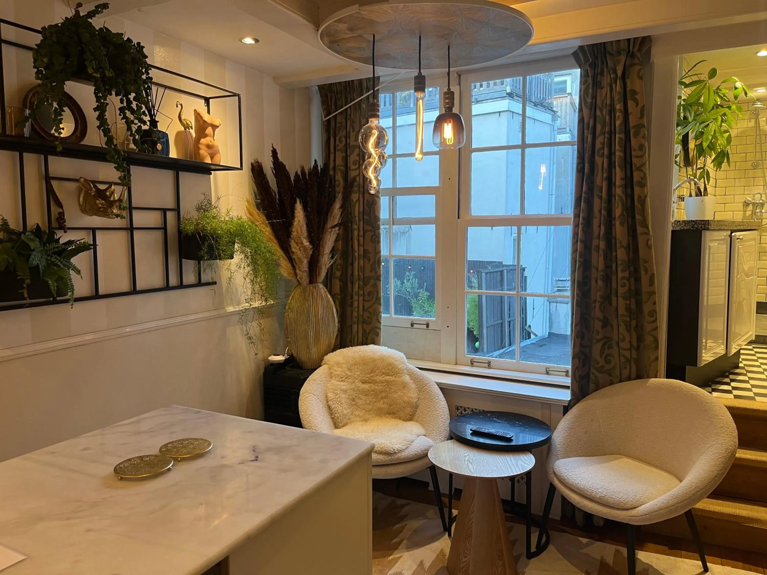 Lounge or bar in The Enlightened House Luxury Suites