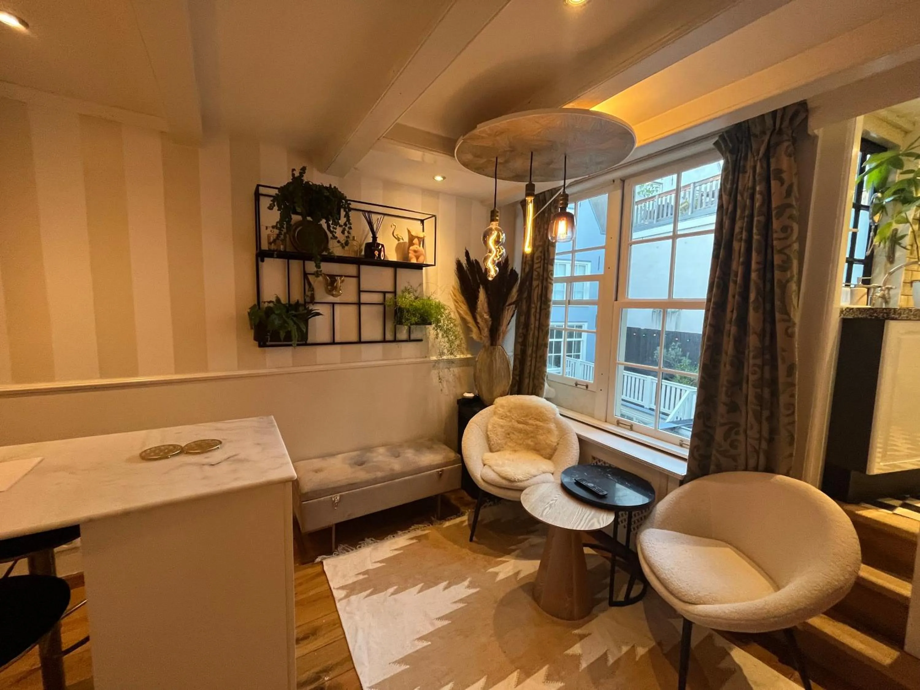 Lounge or bar in The Enlightened House Luxury Suites
