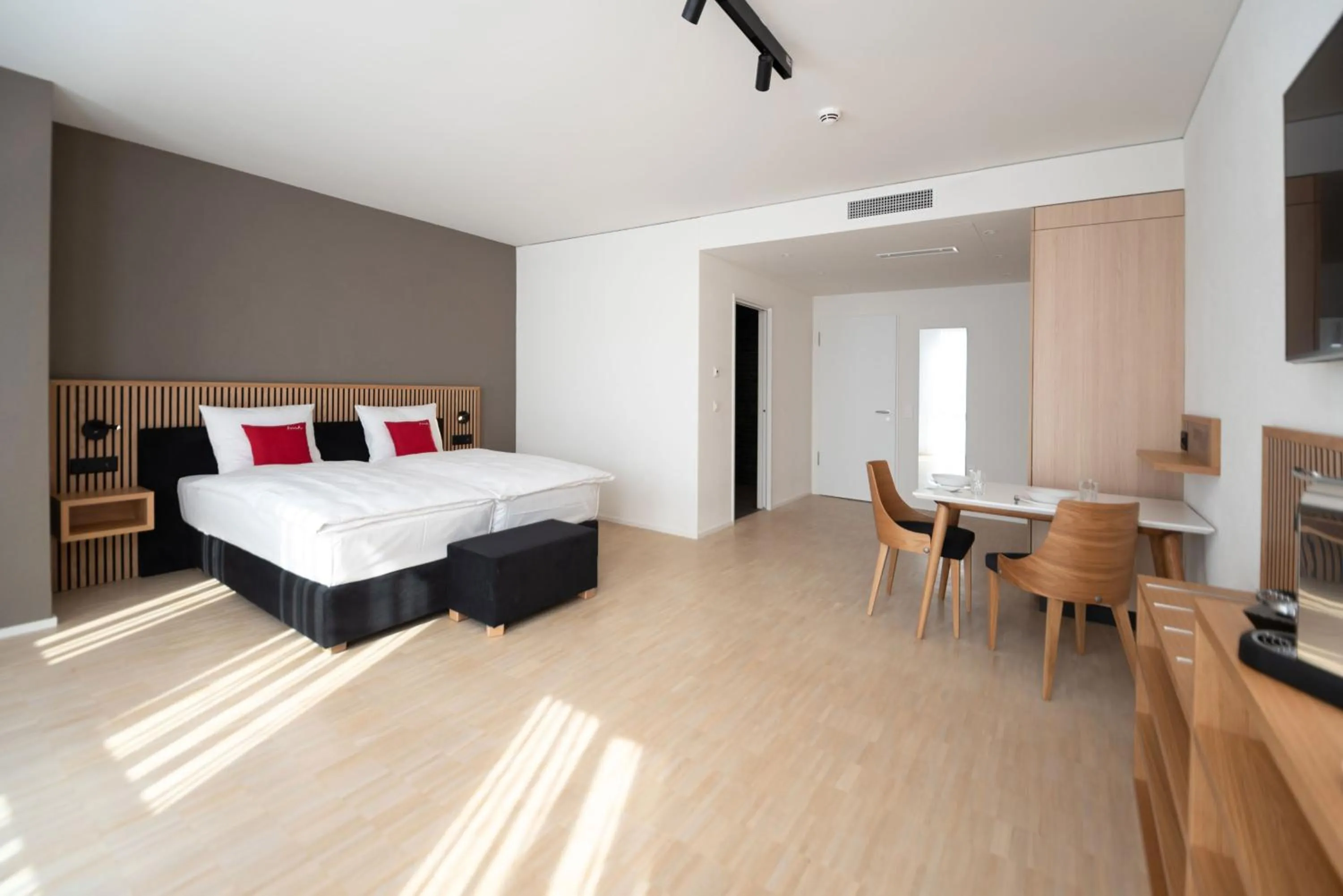 Photo of the whole room, Bed in Tailormade Hotel BAB Bachenbülach