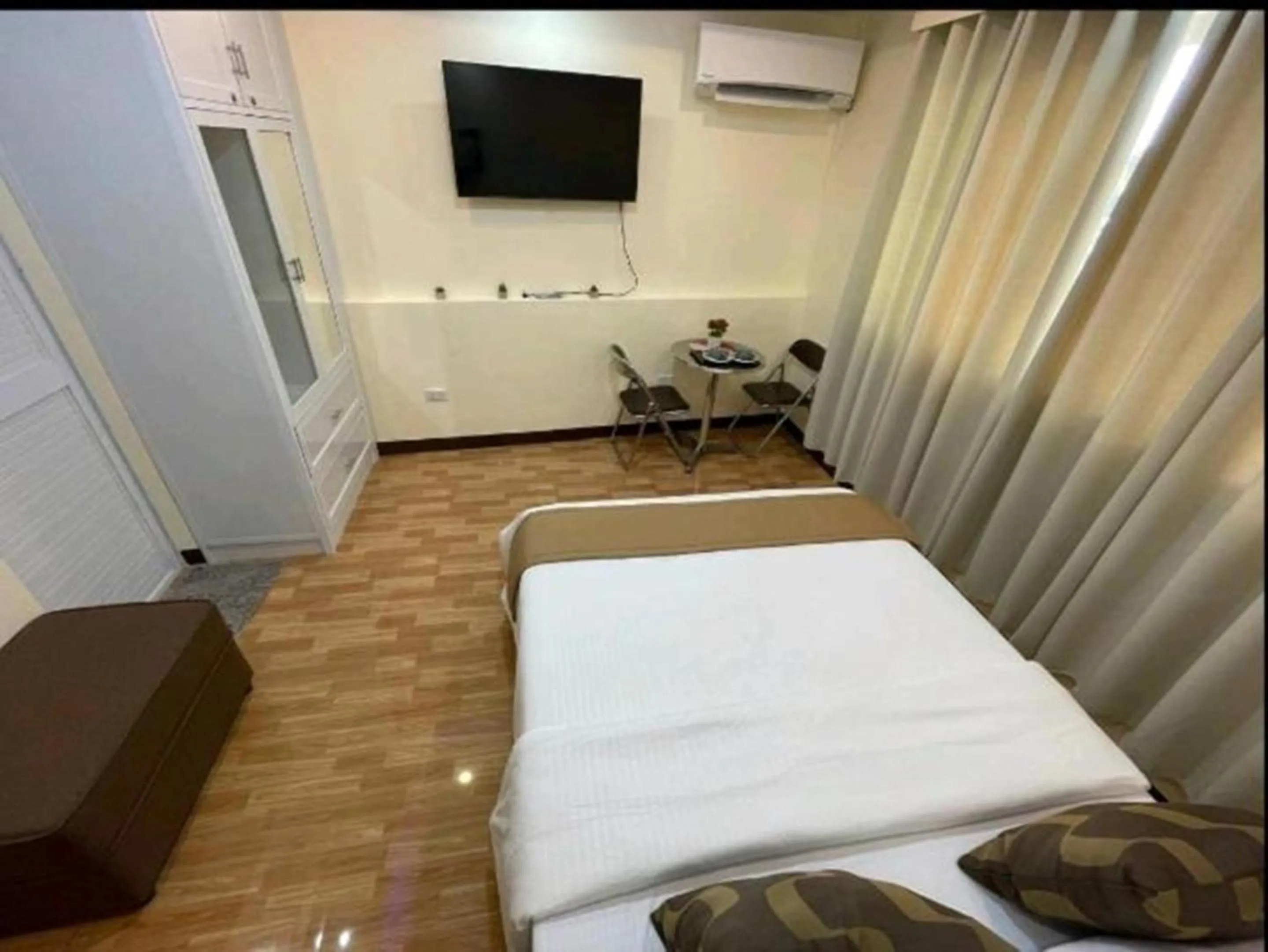 Bed in Hillside Hotel