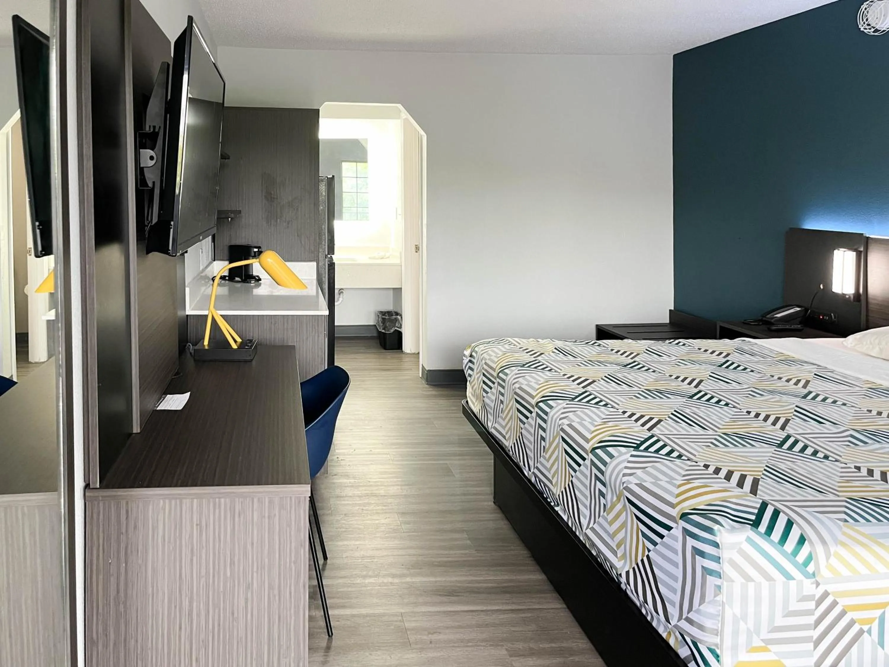 Bedroom, Bed in Studio 6 Suites - Lafayette, IN