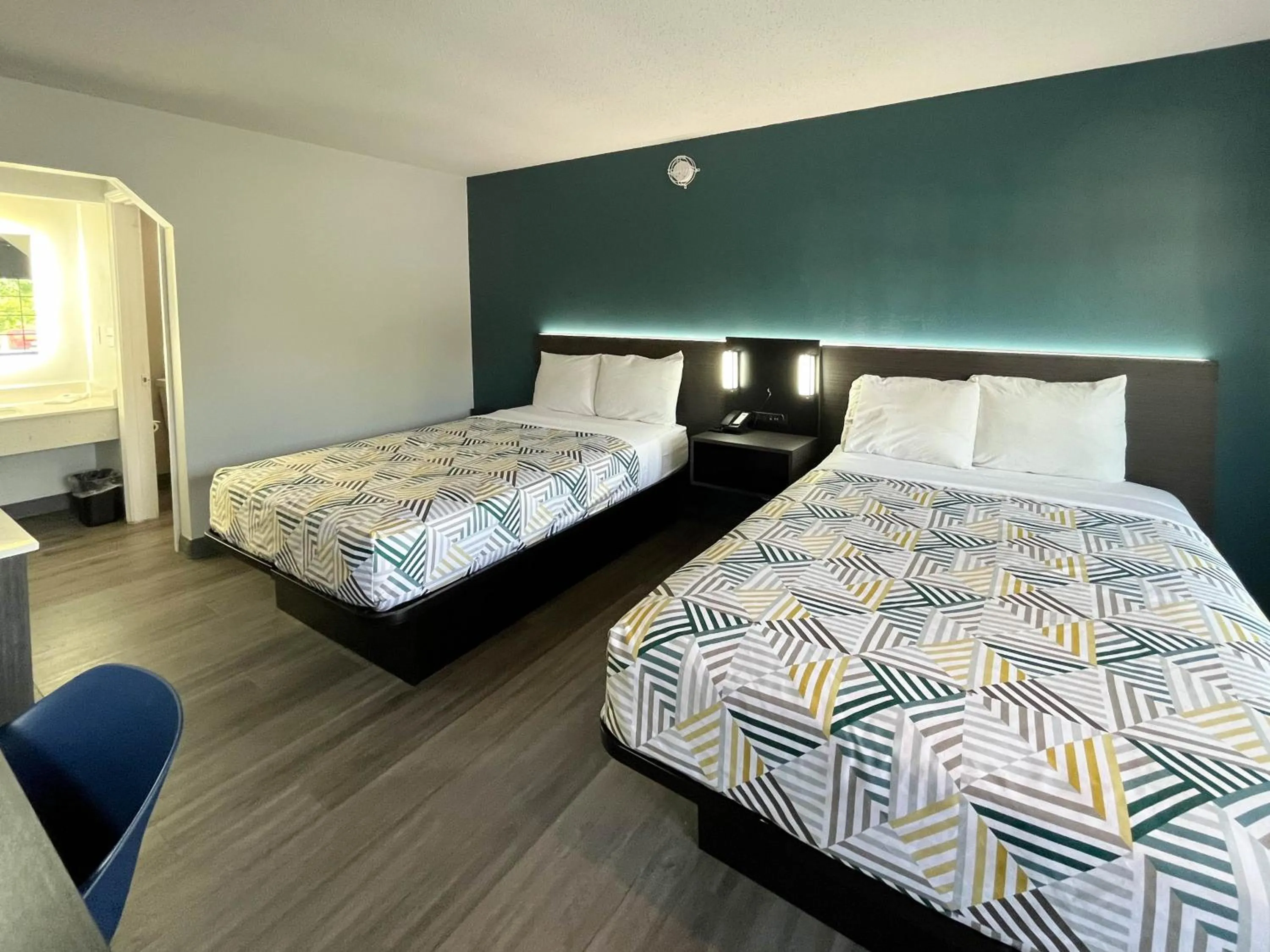 Bedroom, Bed in Studio 6 Suites - Lafayette, IN