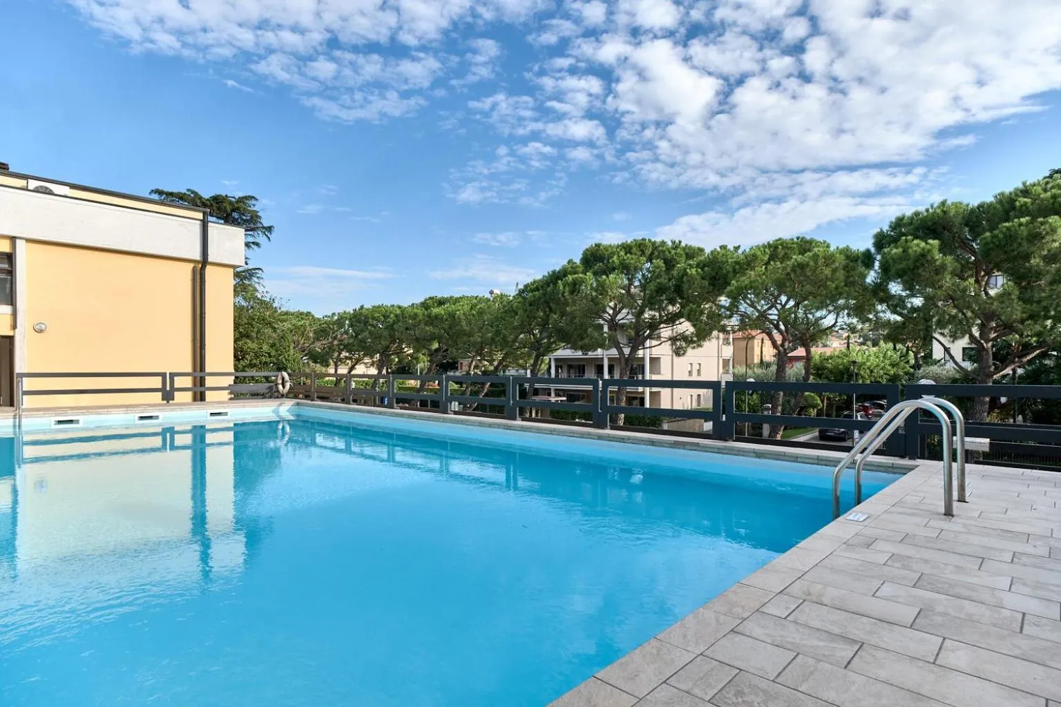 Lydie apt. exclusive holigarda