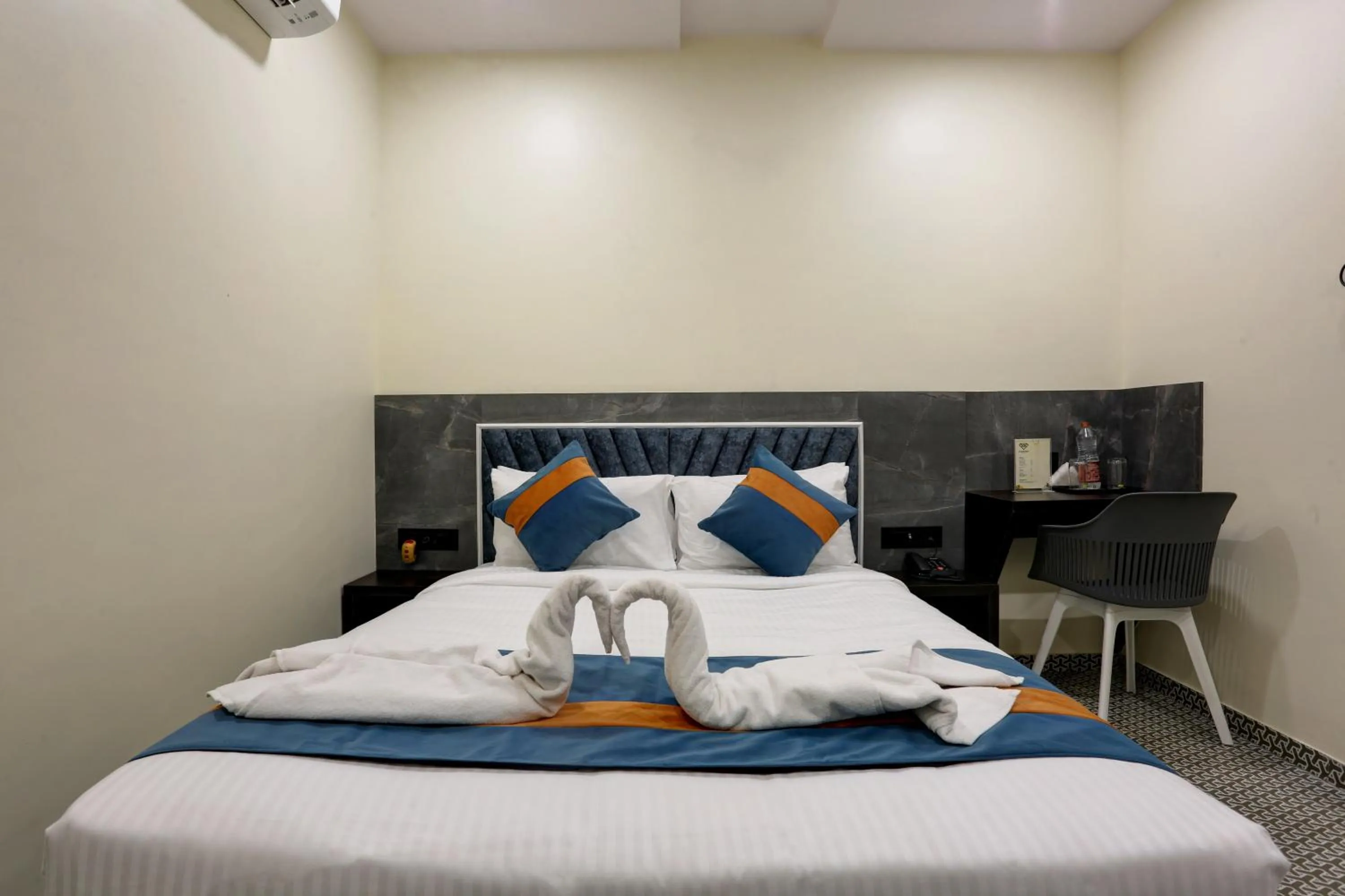 Bedroom, Bed in DIAMOND HOTEL