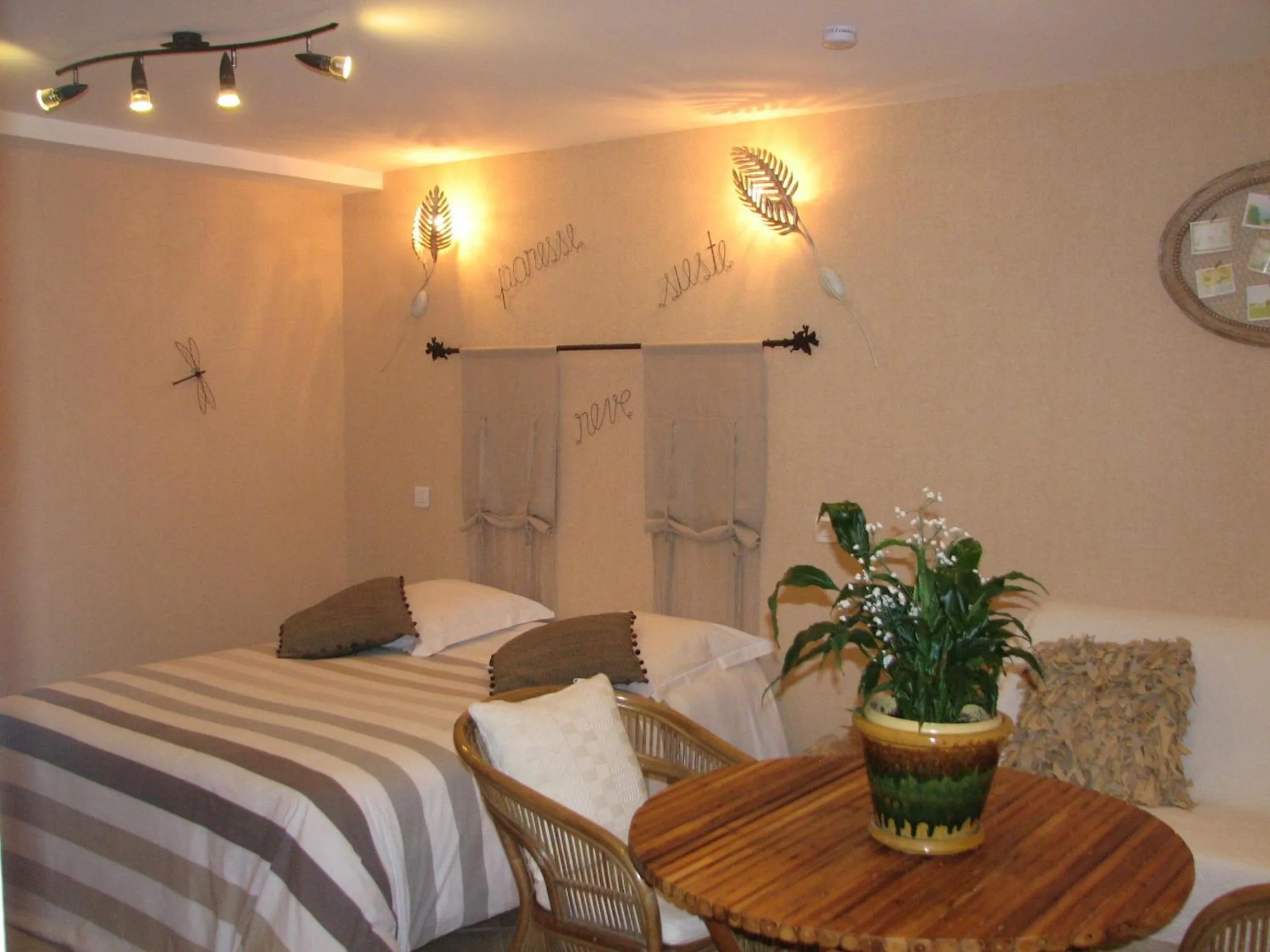 Photo of the whole room, Bed in Le Pas de L'Ane Chambres d'hôtes