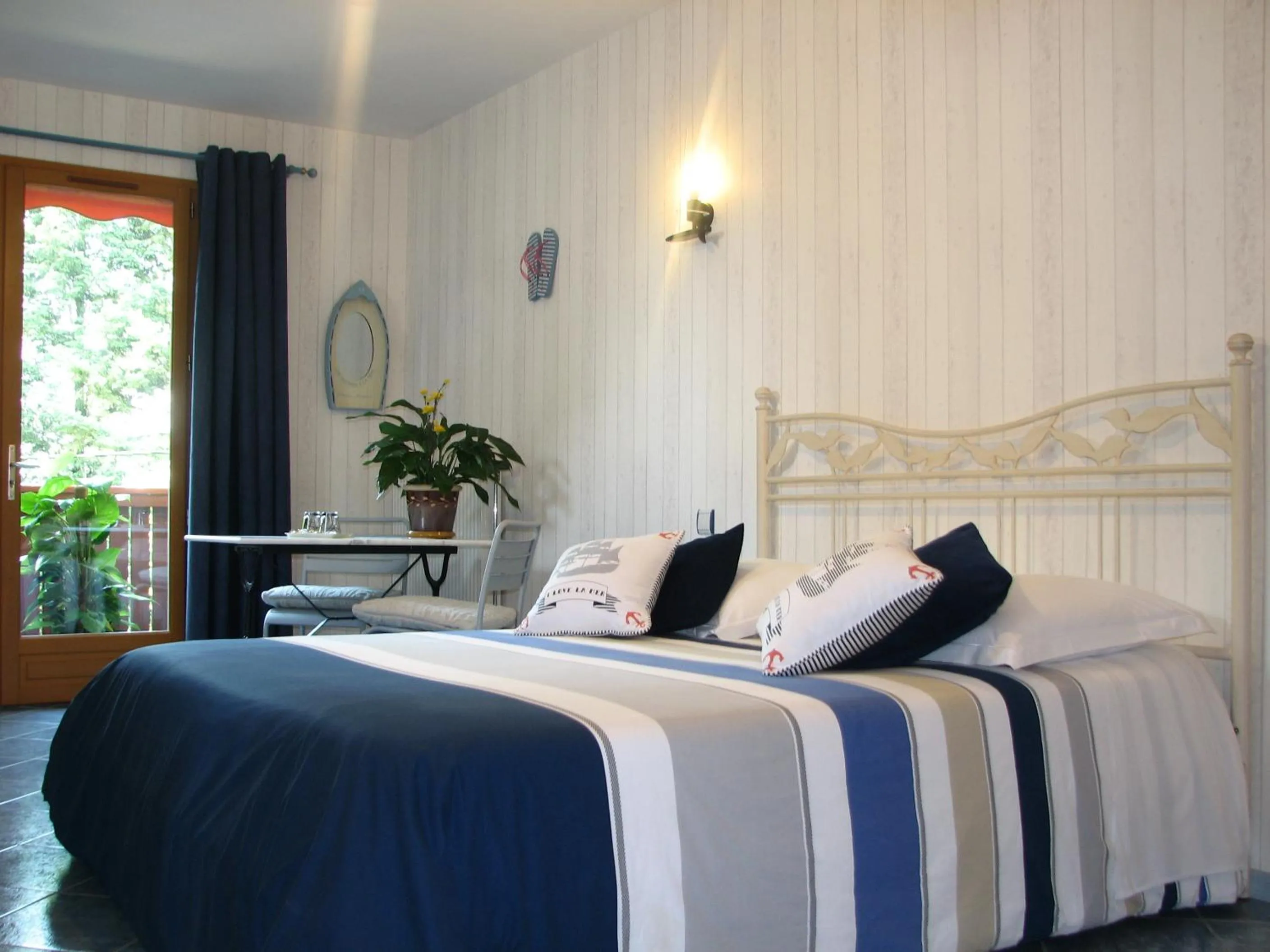 Garden view, Bed in Le Pas de L'Ane Chambres d'hôtes