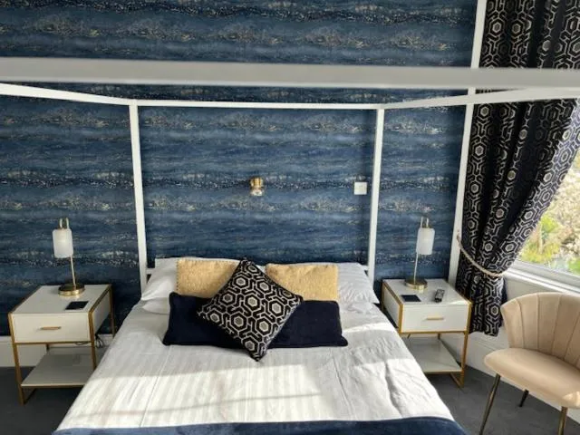 Bed in The Sandpiper Guest House