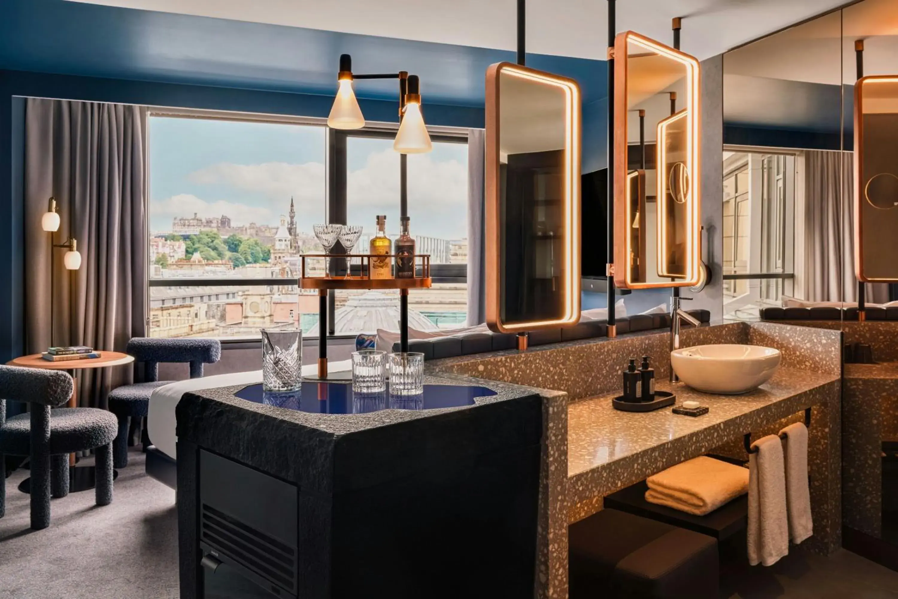 Superior King Room with Castle View in W Edinburgh Superior King Room with Castle View in W Edinburgh