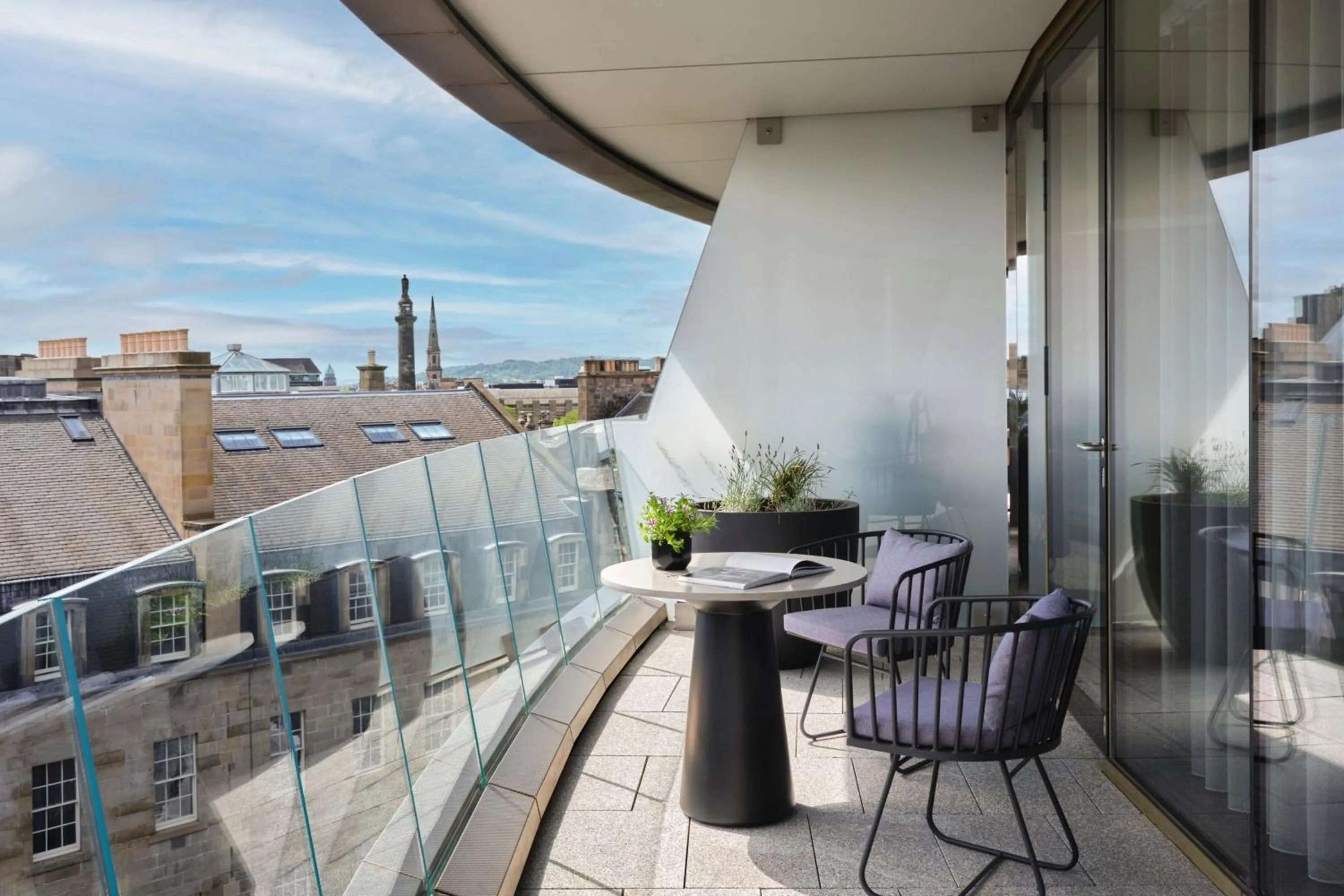 Photo of the whole room in W Edinburgh