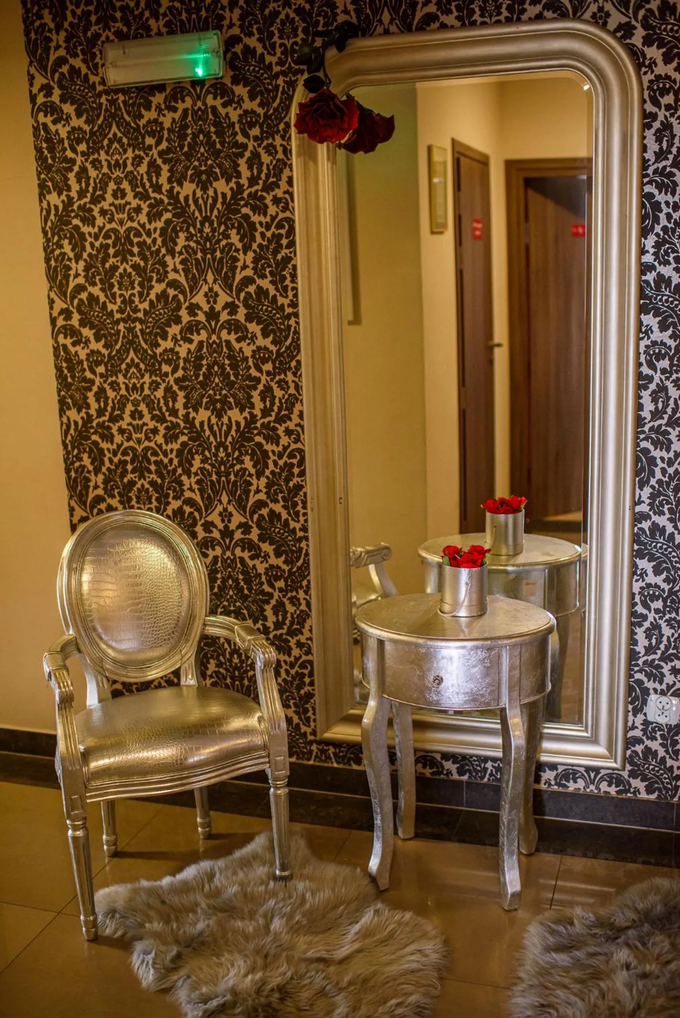 Communal lounge/ TV room in Hotel Restauracja Sara