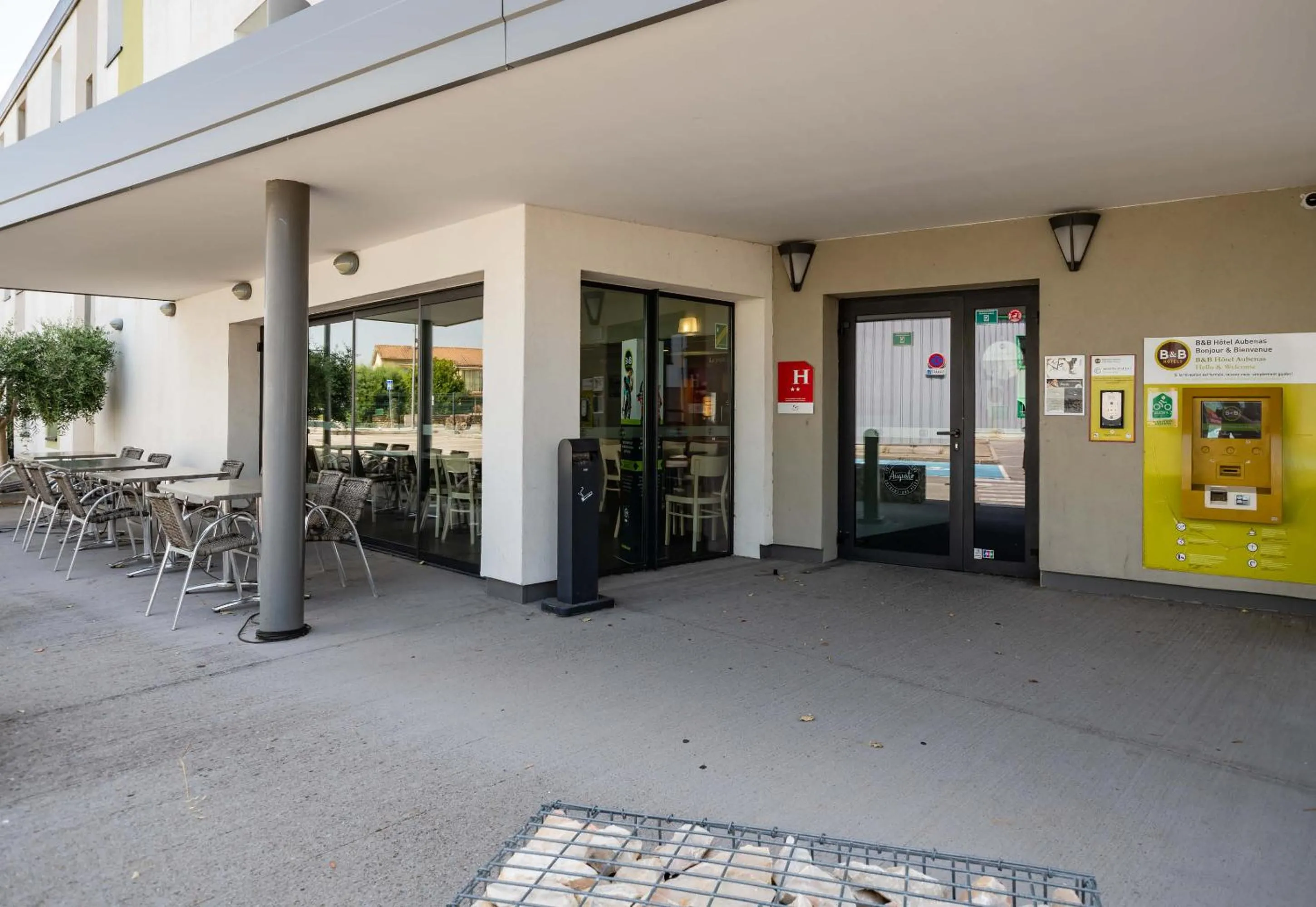 Facade/entrance in B&B HOTEL Aubenas