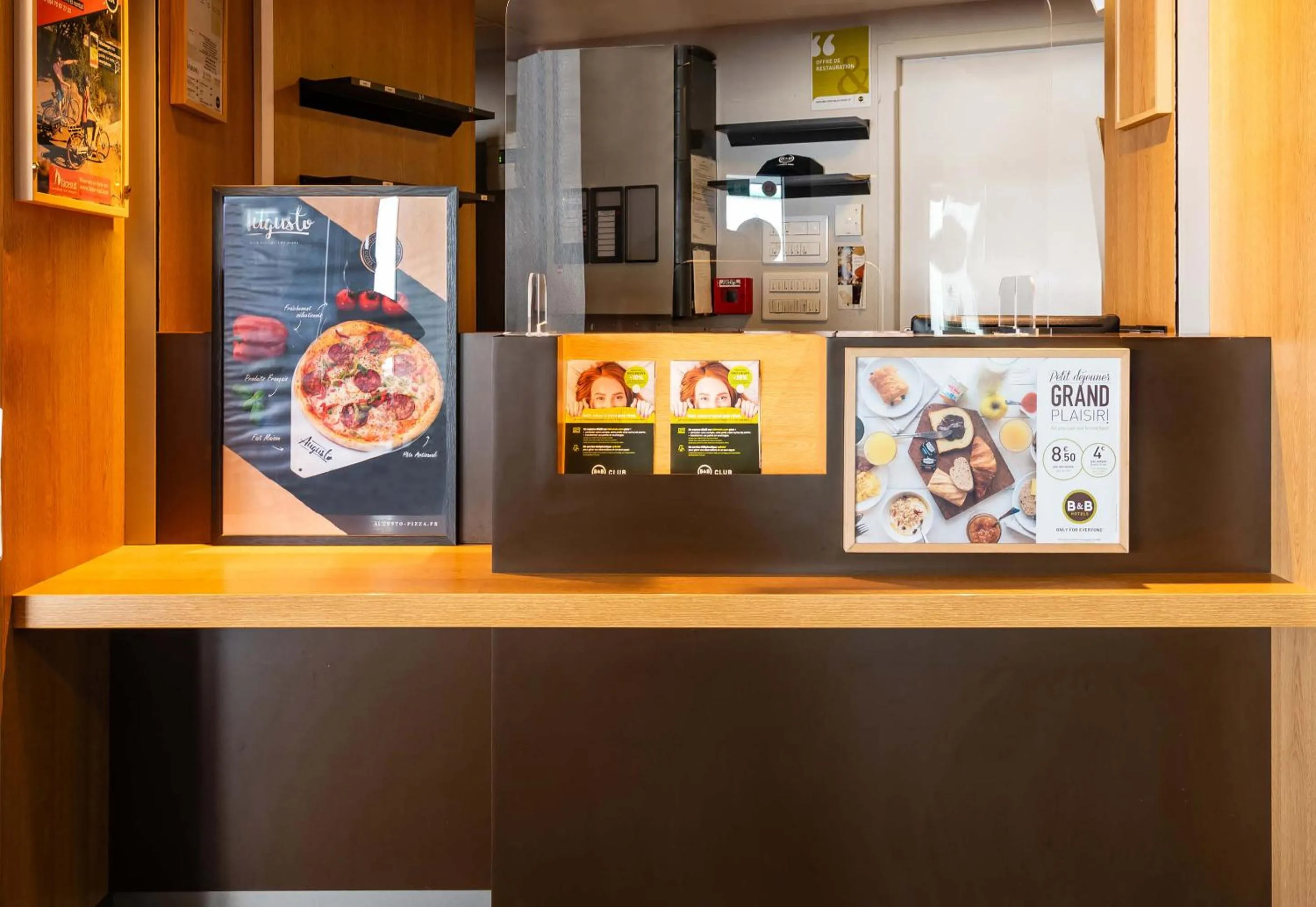 Lobby or reception in B&B HOTEL Aubenas