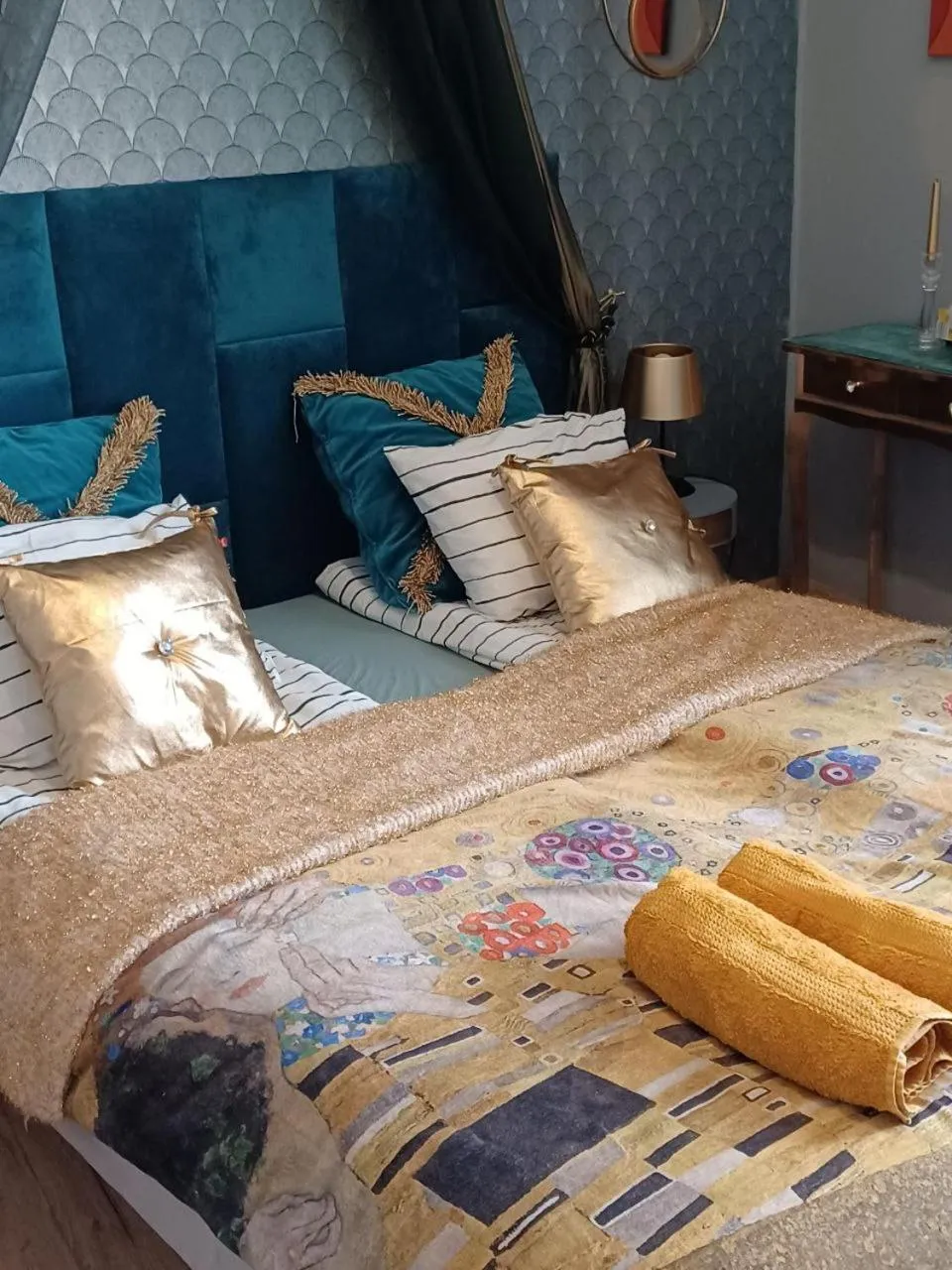 Property building, Bed in Gold room