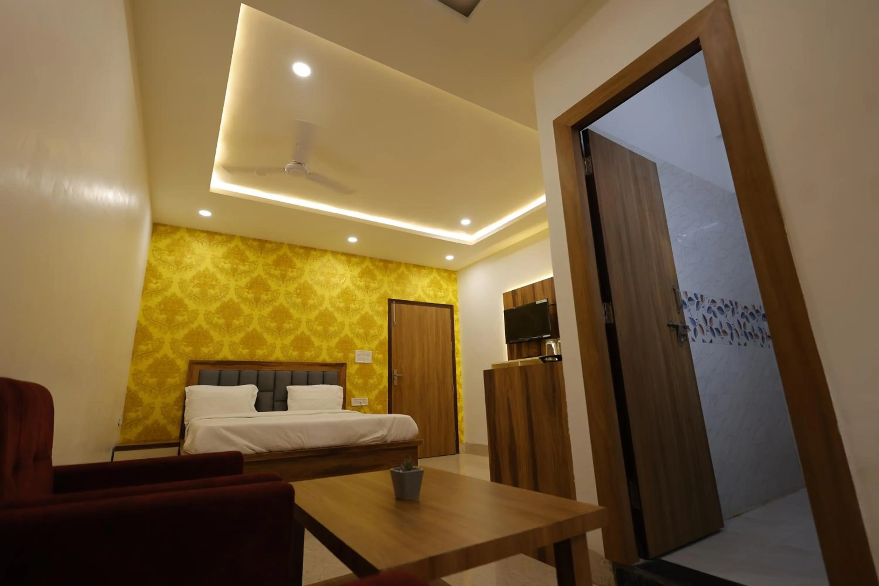 View (from property/room), Bed in Silver Oaks Inn