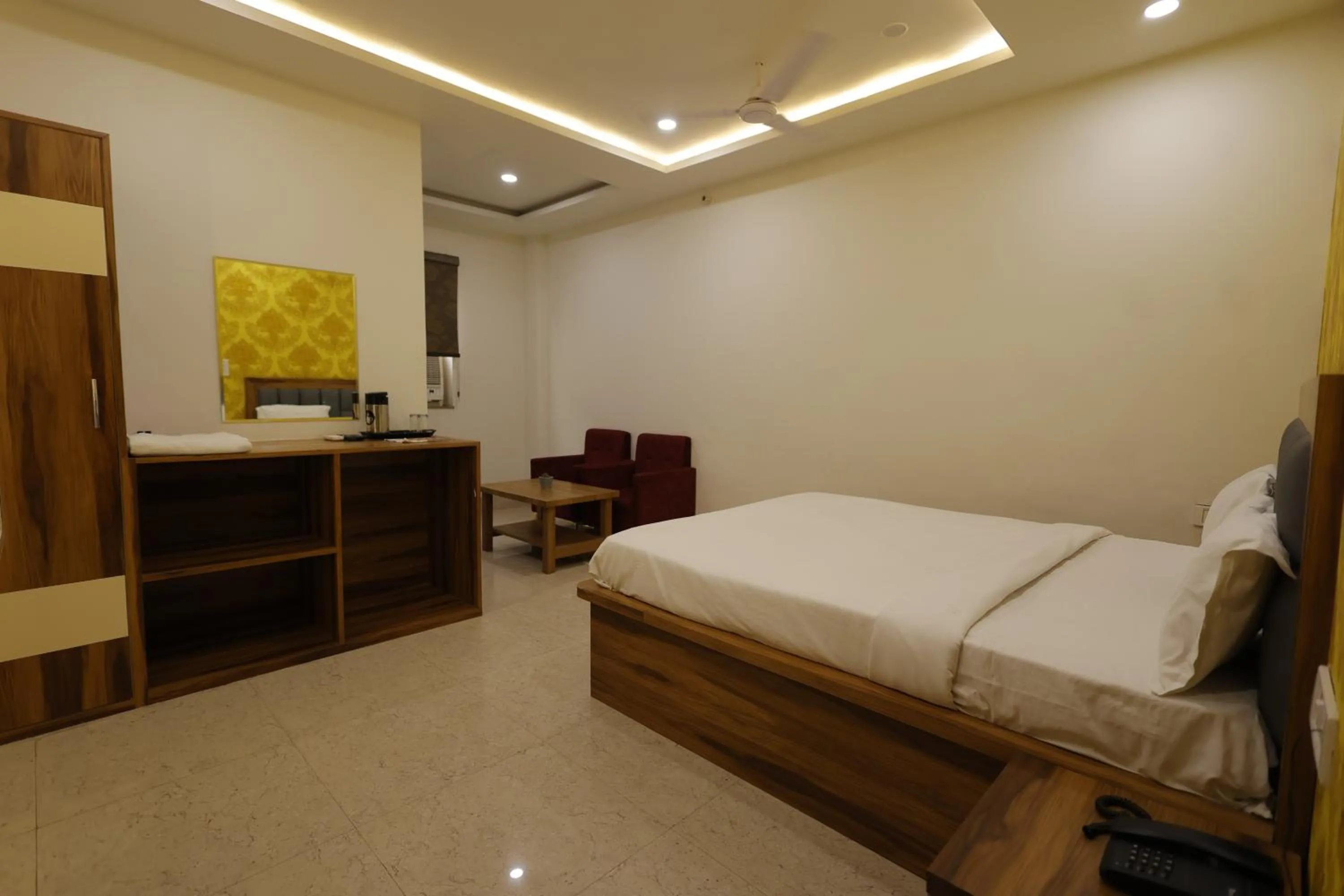 Bed in Silver Oaks Inn