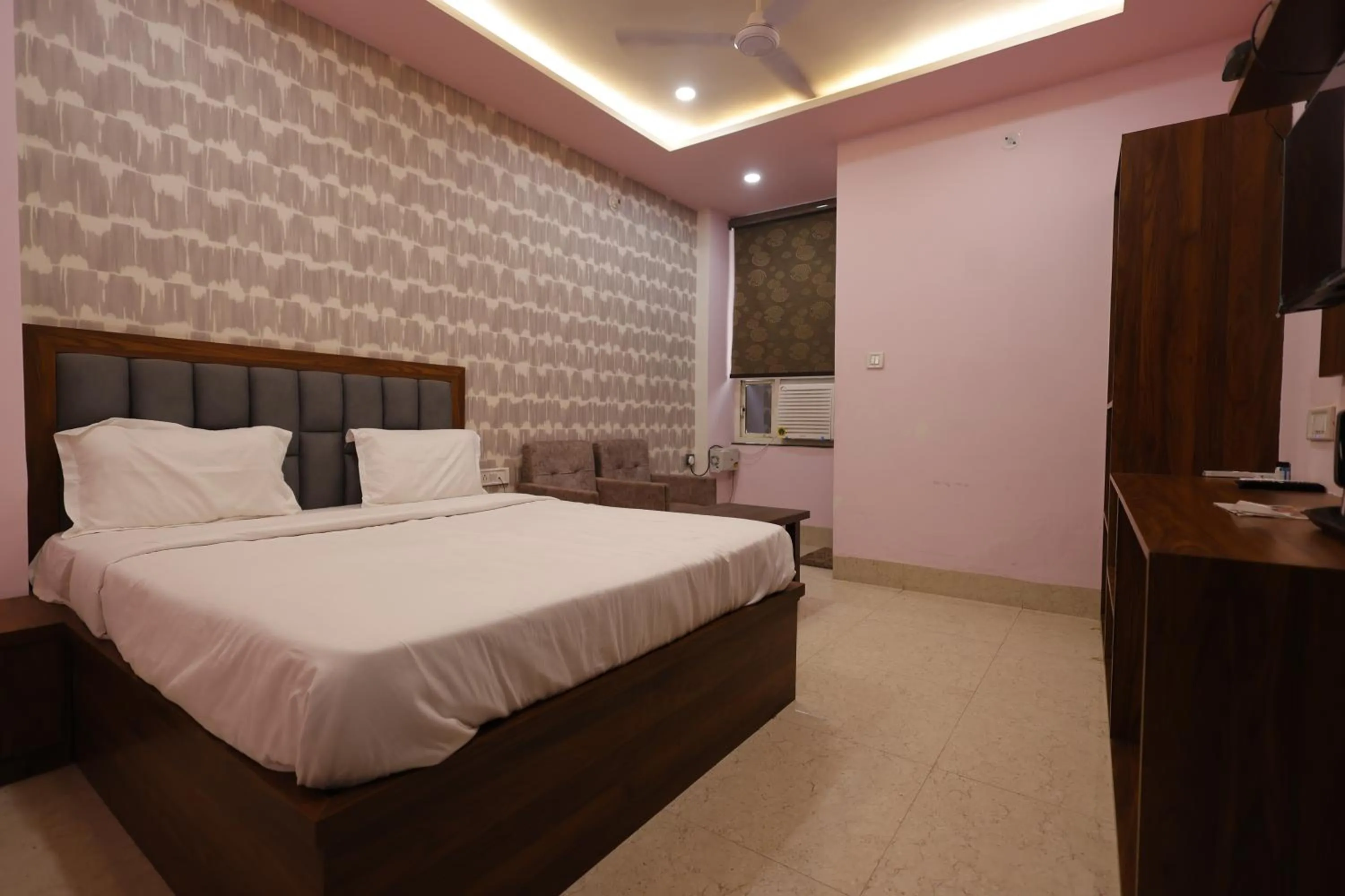 Bedroom, Bed in Silver Oaks Inn