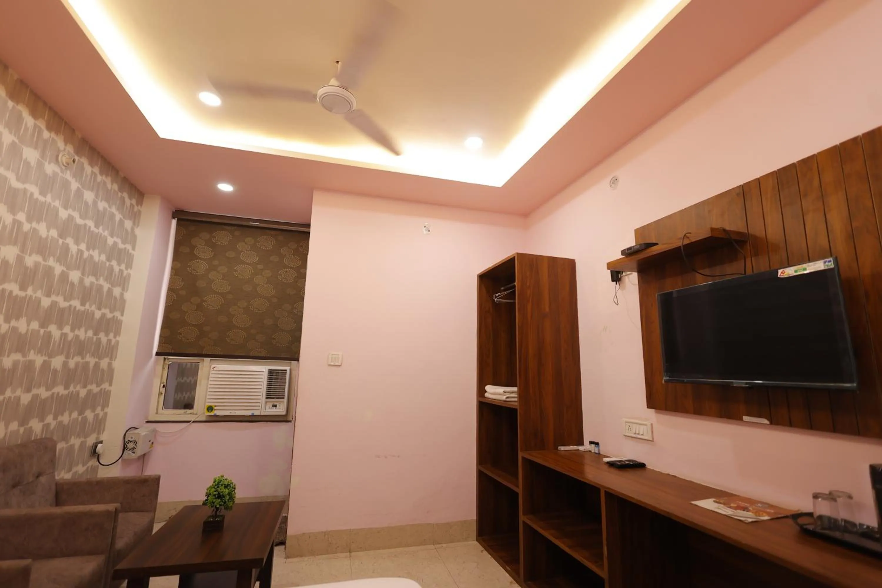 TV and multimedia in Silver Oaks Inn