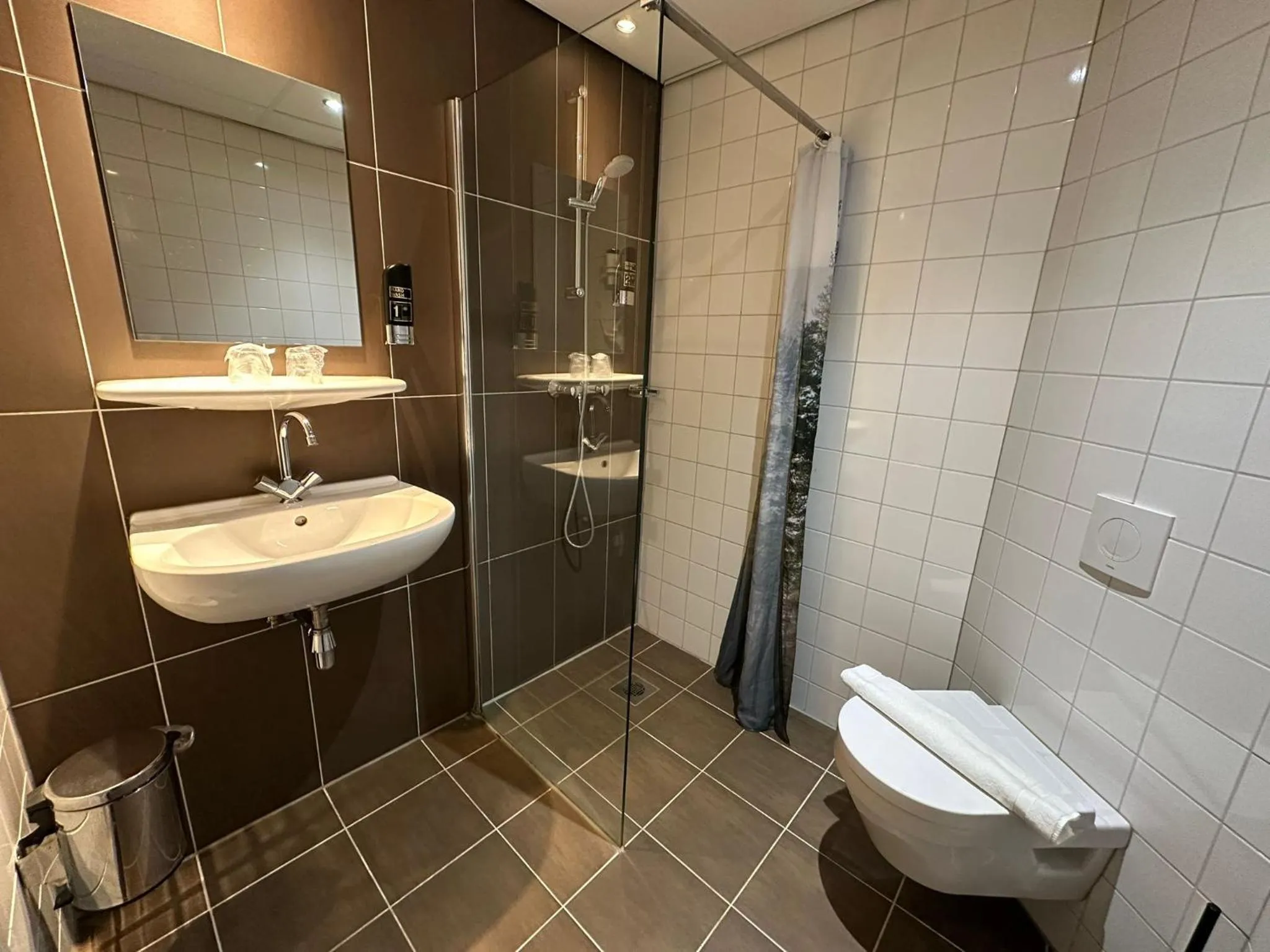 Shower in Westlake Hotels Amsterdam