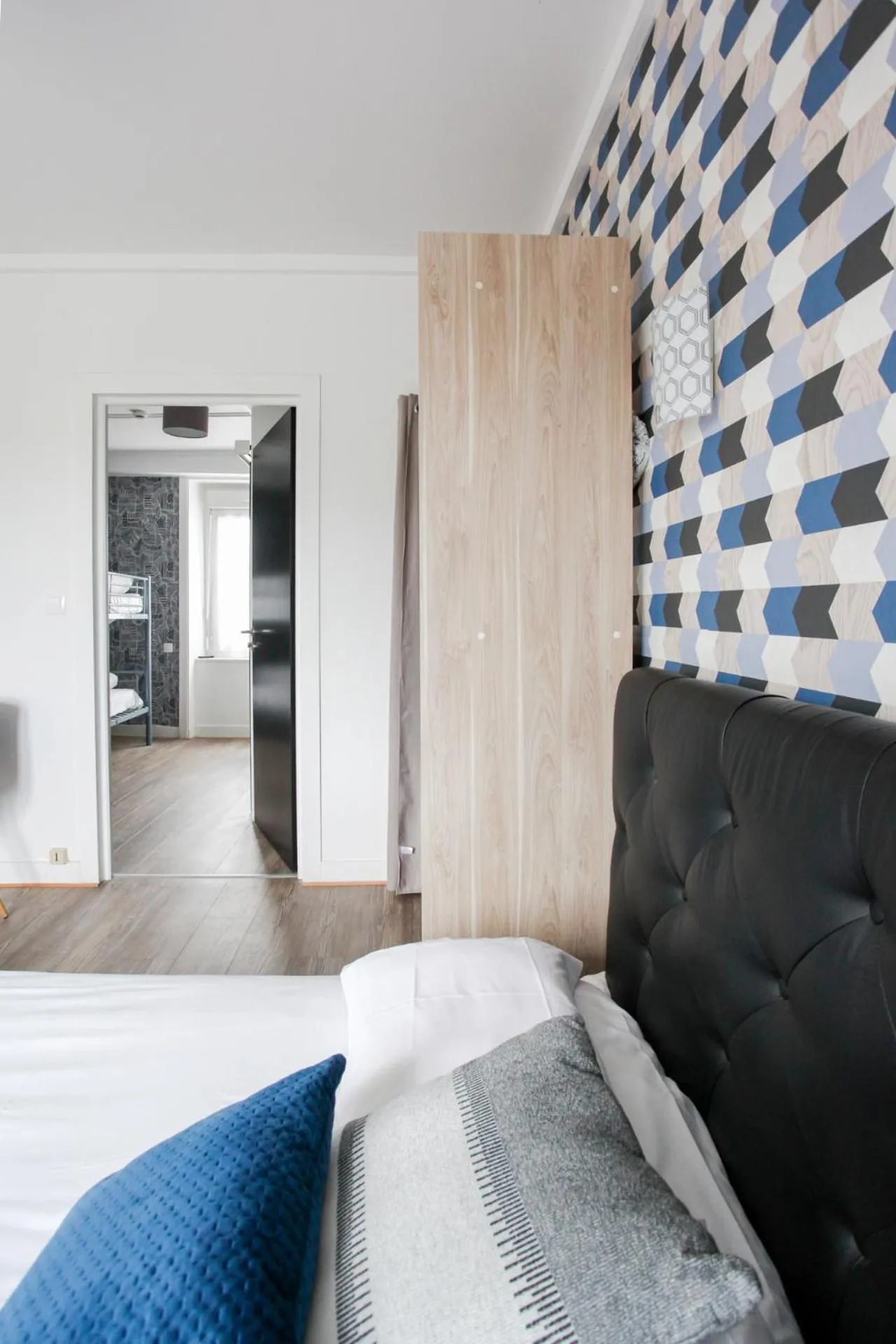 Photo of the whole room, Bed in Contact Hôtel de Matignon