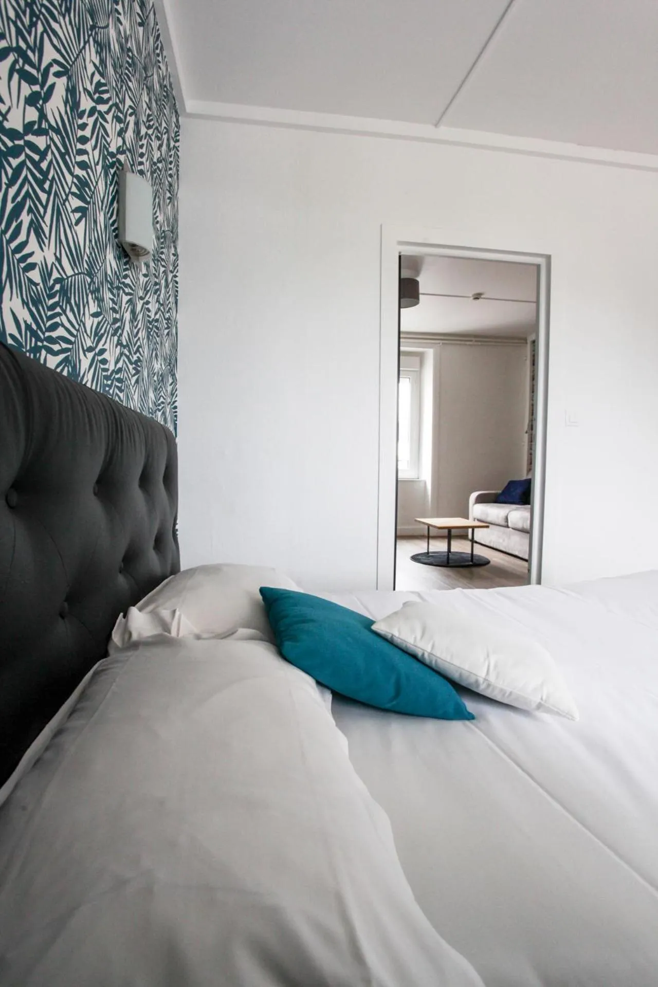 Photo of the whole room, Bed in Contact Hôtel de Matignon