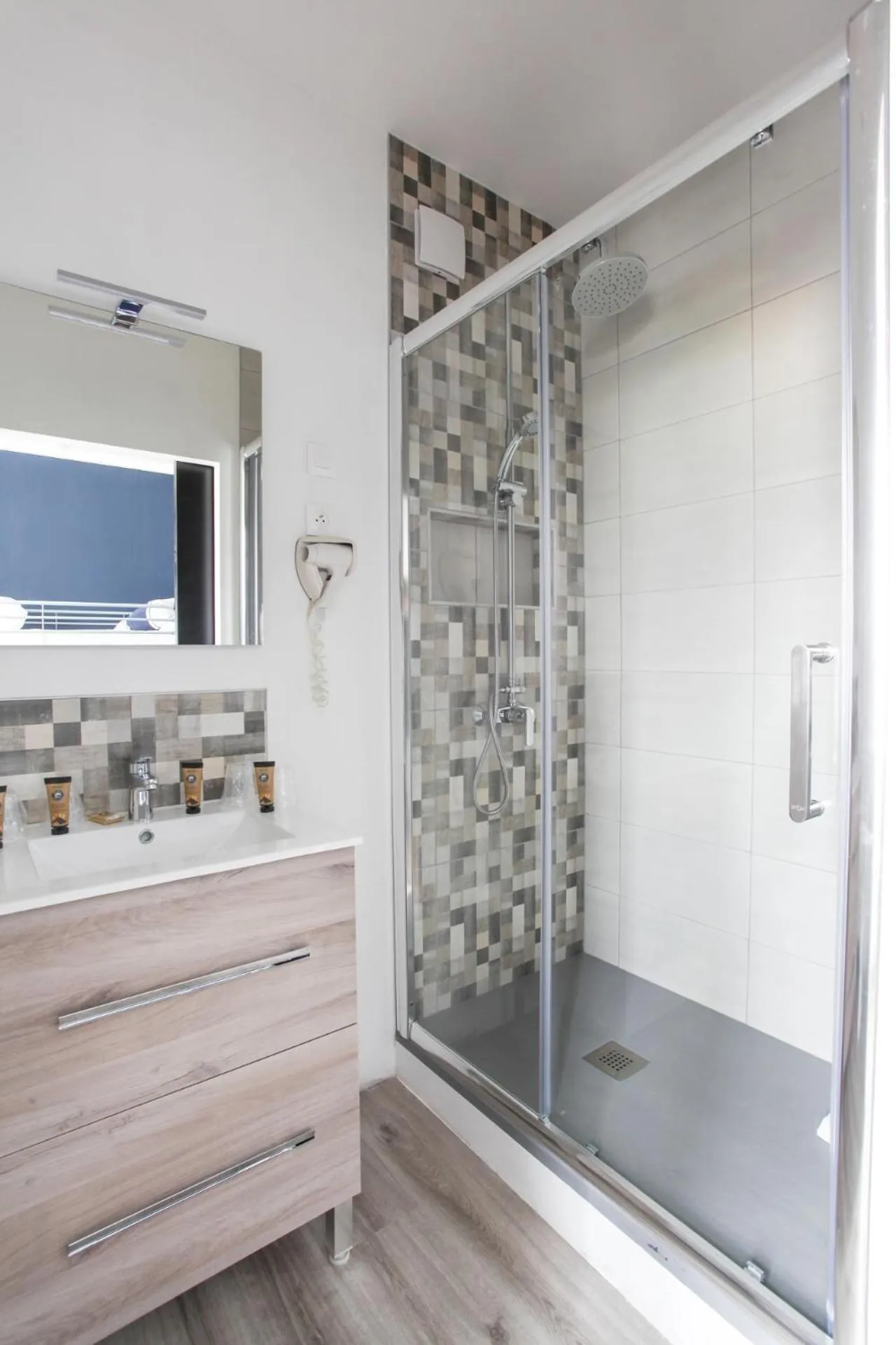 Bathroom in Contact Hôtel de Matignon