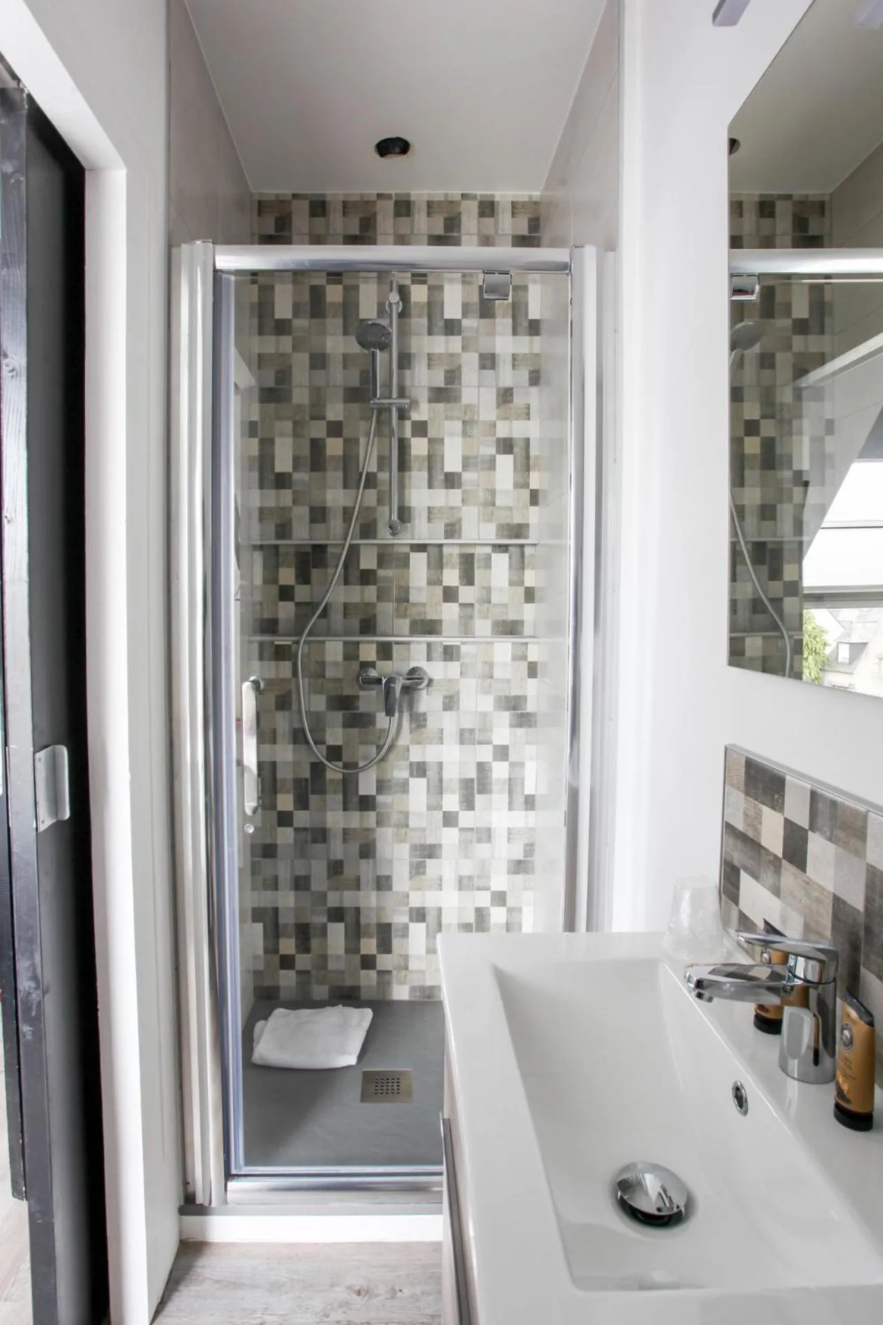 Bathroom in Contact Hôtel de Matignon