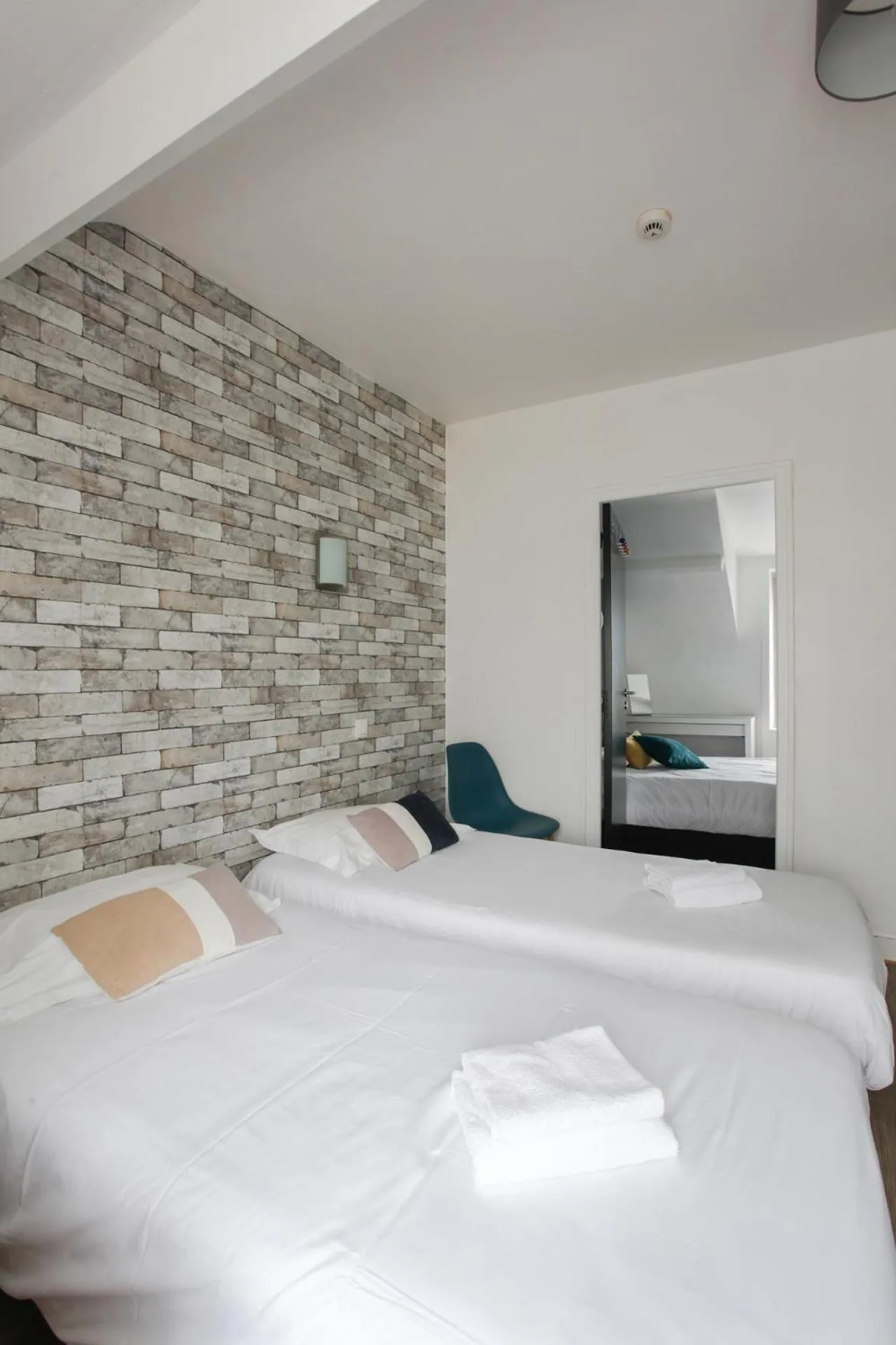 Photo of the whole room, Bed in Contact Hôtel de Matignon