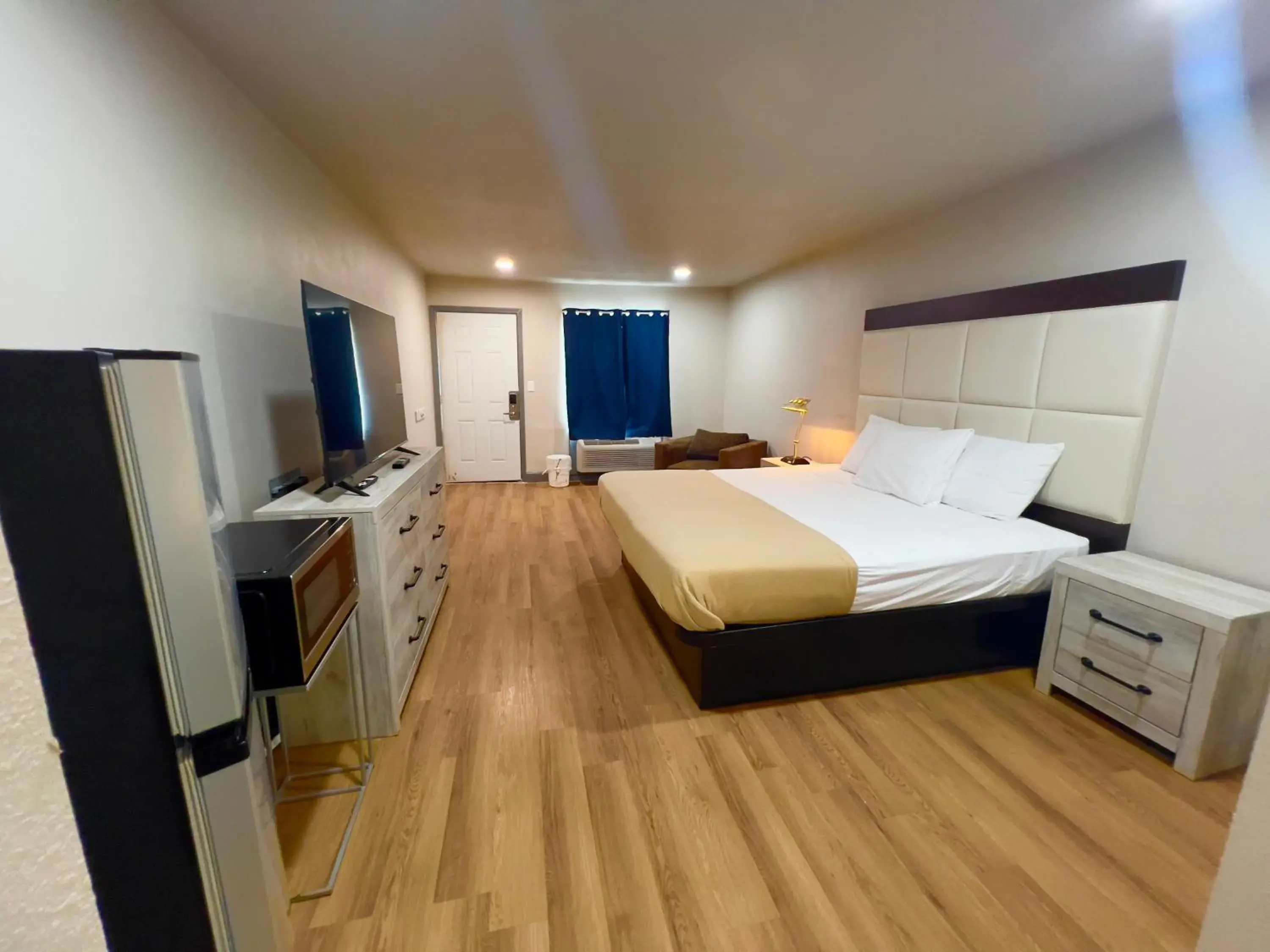 Deluxe King Room in ECONOMY INN AND SUITES Deluxe King Room in ECONOMY INN AND SUITES