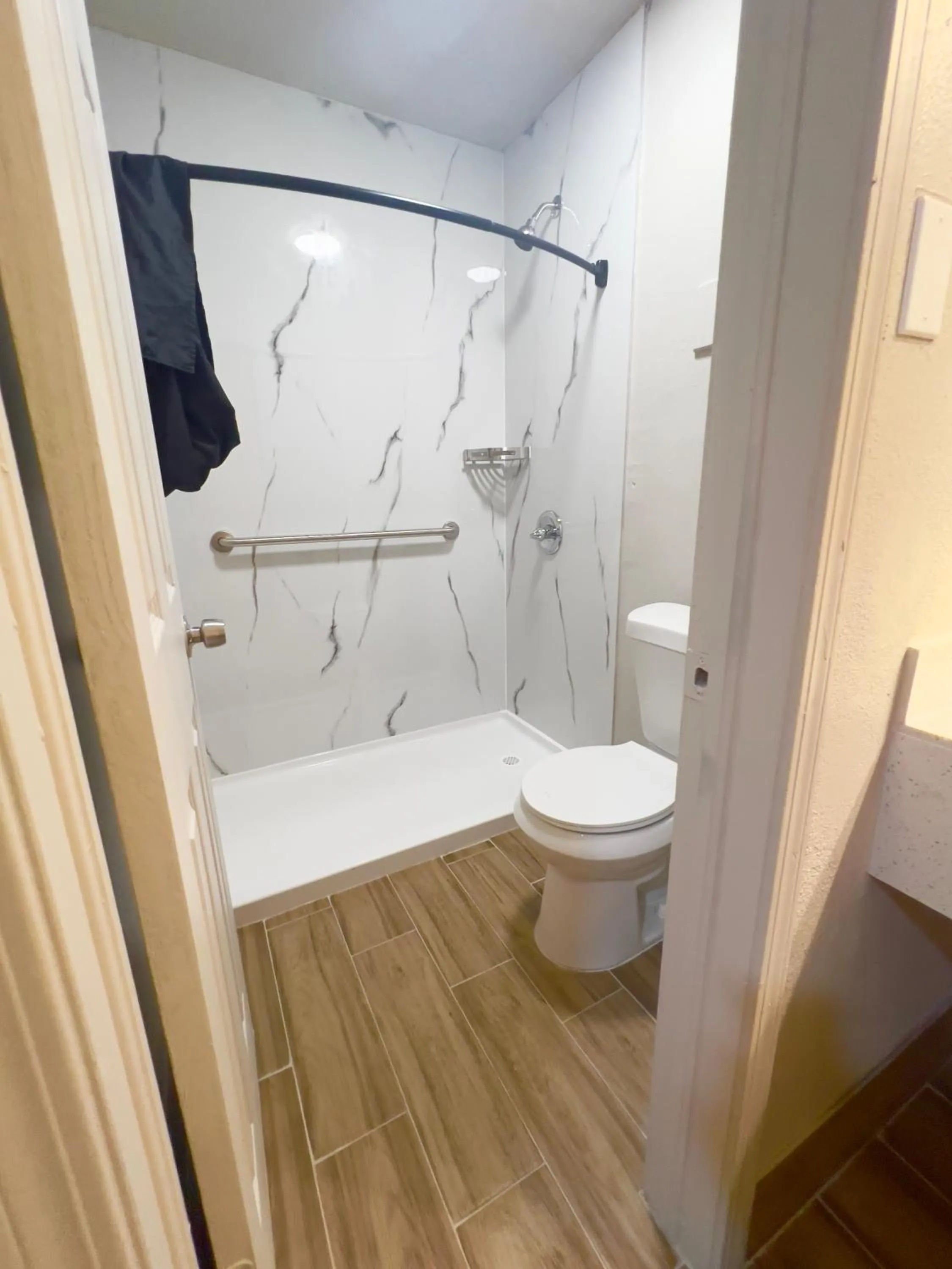 Shower in ECONOMY INN AND SUITES