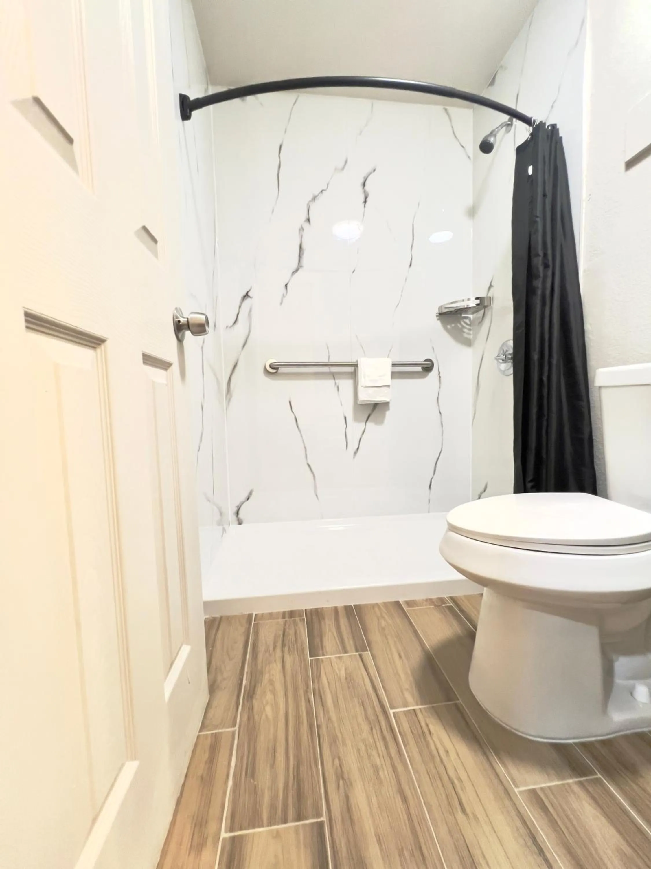 Shower in ECONOMY INN AND SUITES