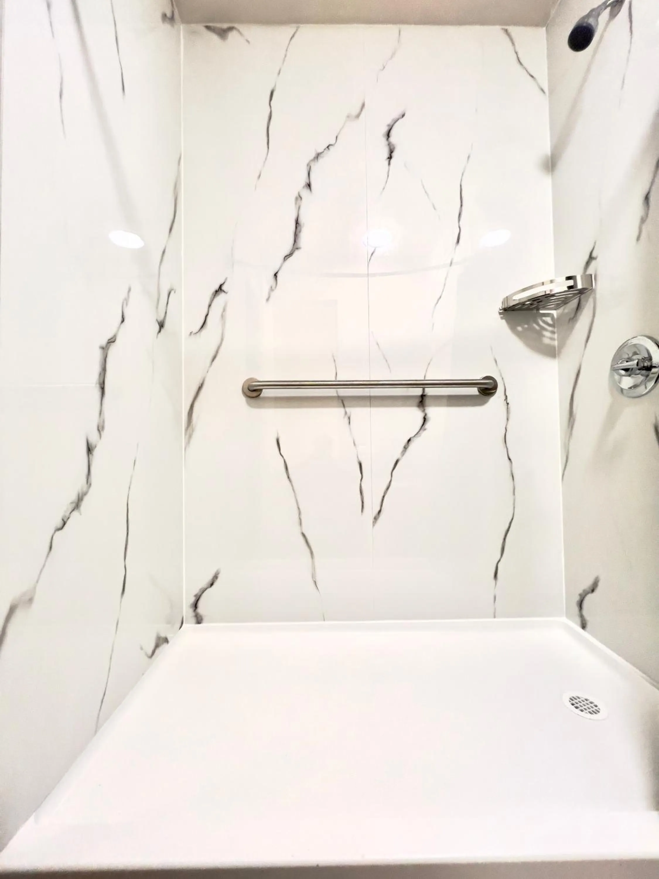 Shower in ECONOMY INN AND SUITES