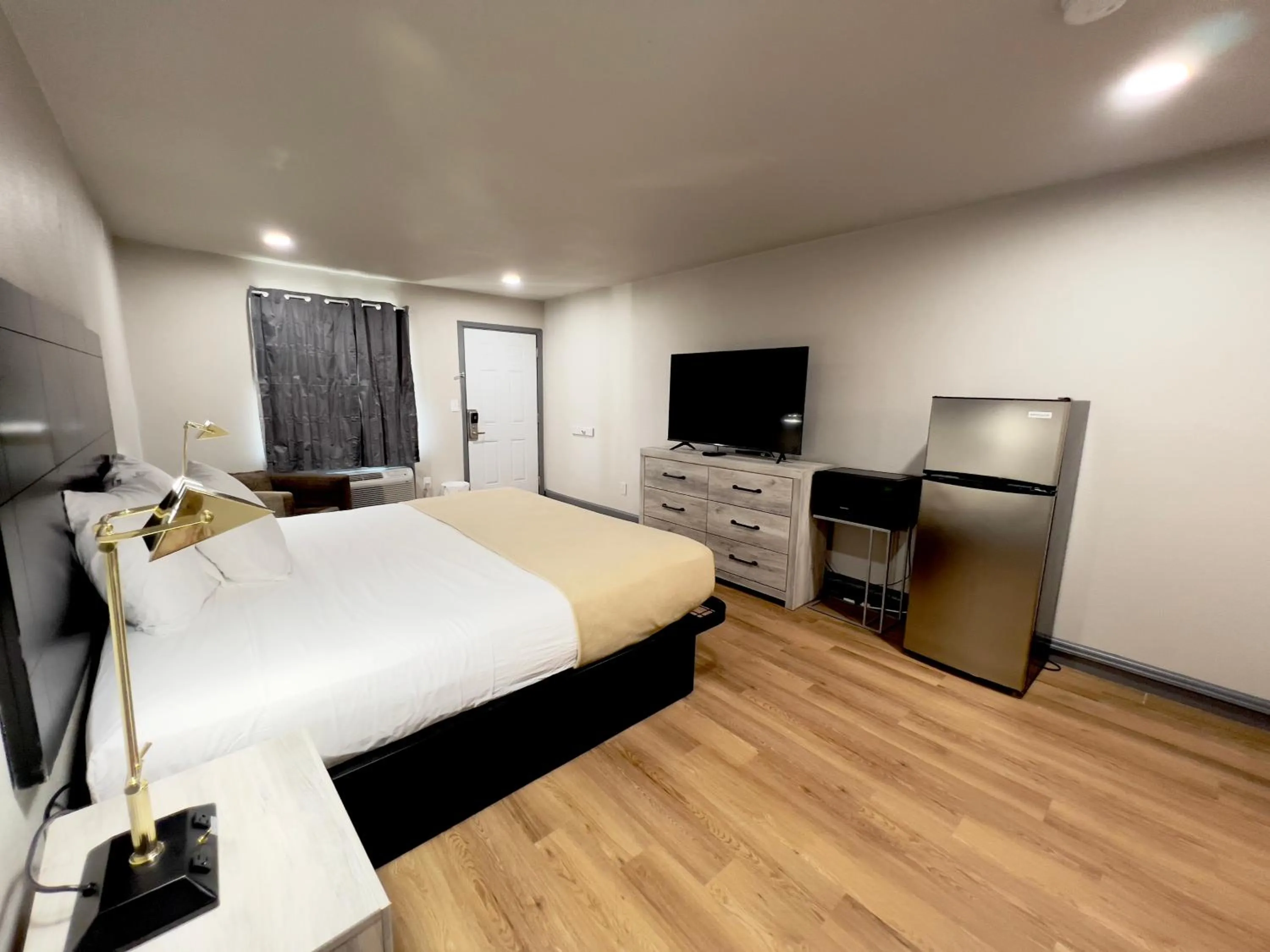 Photo of the whole room, Bed in ECONOMY INN AND SUITES