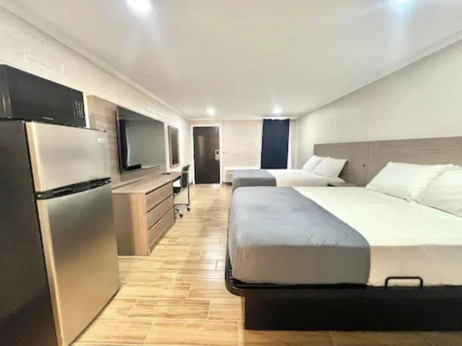 Bedroom, Bed in ECONOMY INN AND SUITES