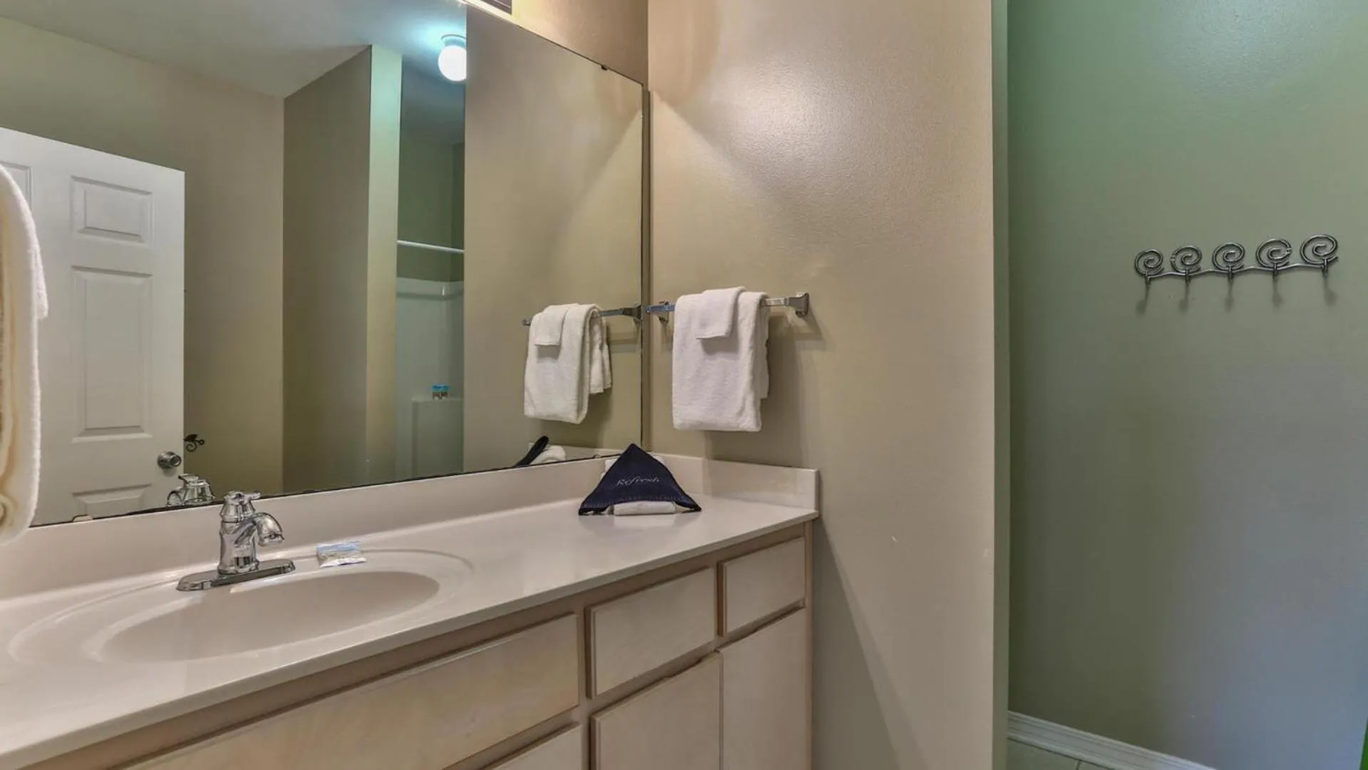 Biglows Bungalow - About a quarter mile to PRIVATE Neighborhood Beach Access, Pet Friendly, Community Pool